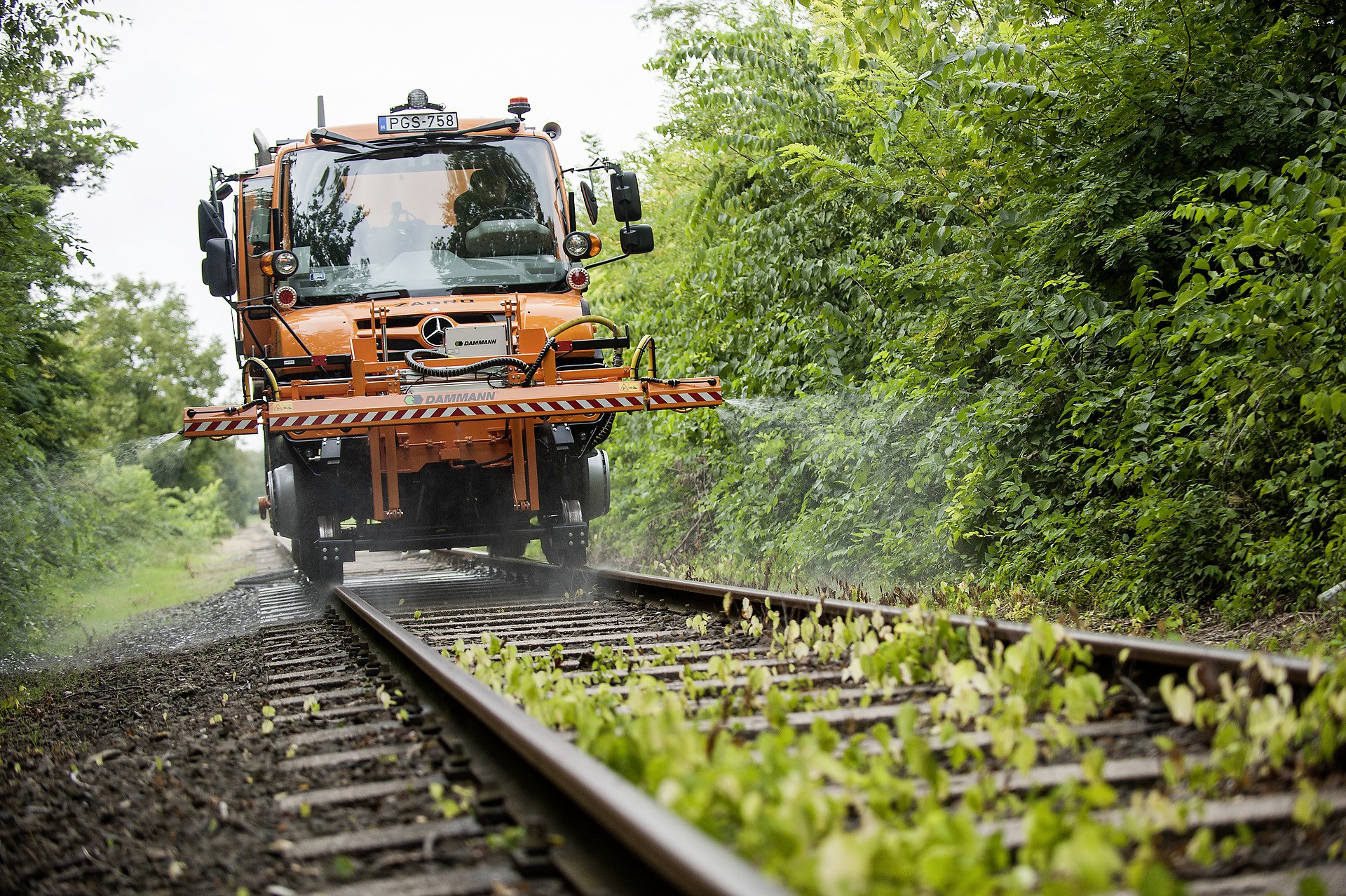Unimog road-railers can be combined with a wide range of different implements, such as a Dammann track sprayer. Hungarian state railway (MÁV) invests in rail network maintenance: Nine Mercedes-Benz Unimog U 423 for use on road and rail