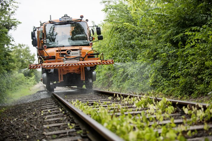 Hungarian state railway (MÁV) invests in rail network maintenance: Nine Mercedes-Benz Unimog U 423 for use on road and rail
