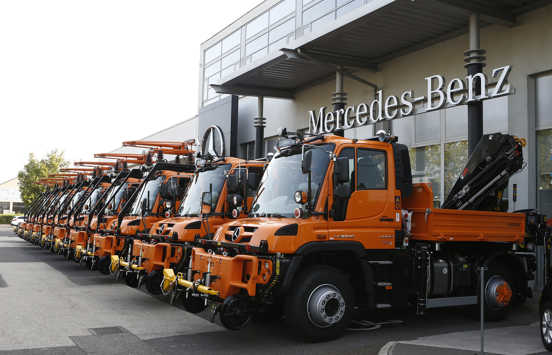 Major order from Hungary: The Hungarian state railway MÁV has decided to purchase nine Mercedes-Benz Unimog road-railers. Hungarian state railway (MÁV) invests in rail network maintenance: Nine Mercedes-Benz Unimog U 423 for use on road and rail