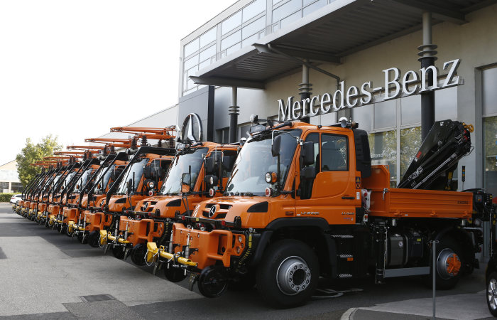 Hungarian state railway (MÁV) invests in rail network maintenance: Nine Mercedes-Benz Unimog U 423 for use on road and rail