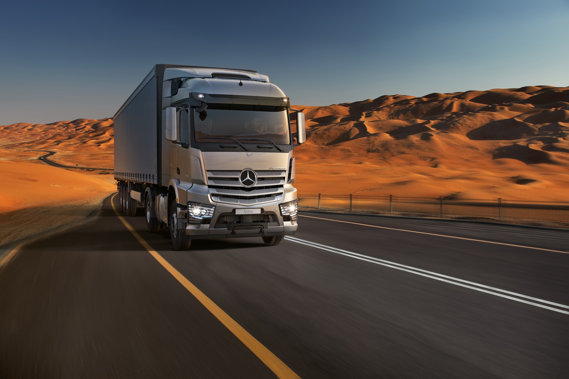 Insgesamt hat Mercedes-Benz seit der Markteinführung der Actros-Baureihe im Jahr 1996 mehr als 100.000 Actros in Nahost und Nord-Afrika abgesetzt. Die Einführung der aktuellen Actros und Arocs - Modelle ist ein wichtiger Schritt für die globale Wachstumstrategie von Daimler Trucks. Daimler Trucks bringt aktuelle Mercedes-Benz Lkw-Generation in Wachstumsmärkte in Nahost und Afrika