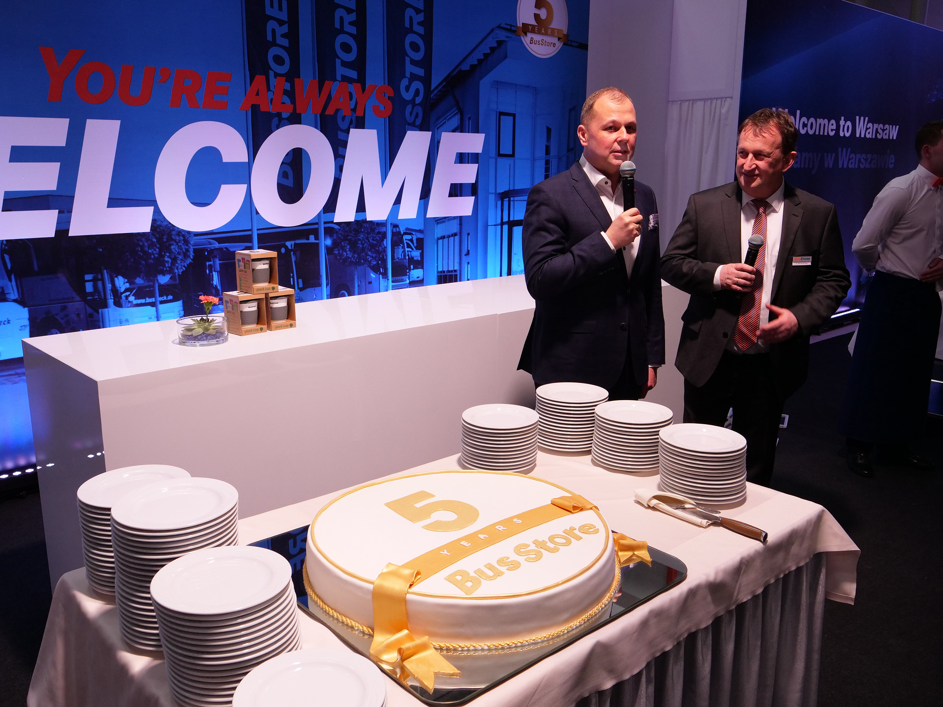 Artur Konarski, CEO EvoBus Polen (links), und Dr. Bernhard Neef, Leiter europäisches Gebrauchtfahrzeuggeschäft EvoBus, bei der BusStore Show 2018 in Warschau. BusStore feiert dieses Jahr 5-jähriges Jubiläum. Fünf Jahre Gebrauchtbusmarke BusStore: noch internationaler, noch mehr Leistungen