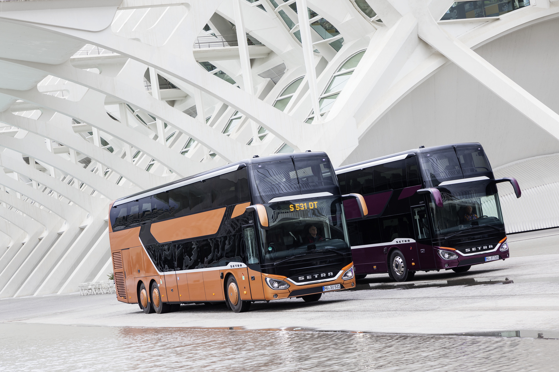 v.l.n.r.: Setra S 531 DT TopClass 500, Exterieur, Peach Metallic, OM 471 mit 375 kW (510 PS), 12,8 L Hubraum, 8-Gang Mercedes PowerShift, Active Brake Assist 4, Sideguard Assist, LED-Scheinwerfer, Länge/Breite/Höhe: 14.000/2.550/4.000 mm, Bestuhlung: 1/79; Setra S 531 DT TopClass 500, Exterieur, Viola Pyxis Metallic, OM 471 mit 375 kW (510 PS), 12,8 L Hubraum, 8-Gang Mercedes PowerShift, Active Brake Assist 4, Sideguard Assist, LED-Scheinwerfer, Länge/Breite/Höhe: 14.000/2.550/4.000 mm, Bestuhlung: 1/78 Setra S 531 DT TopClass 500, Modelljahr 2017