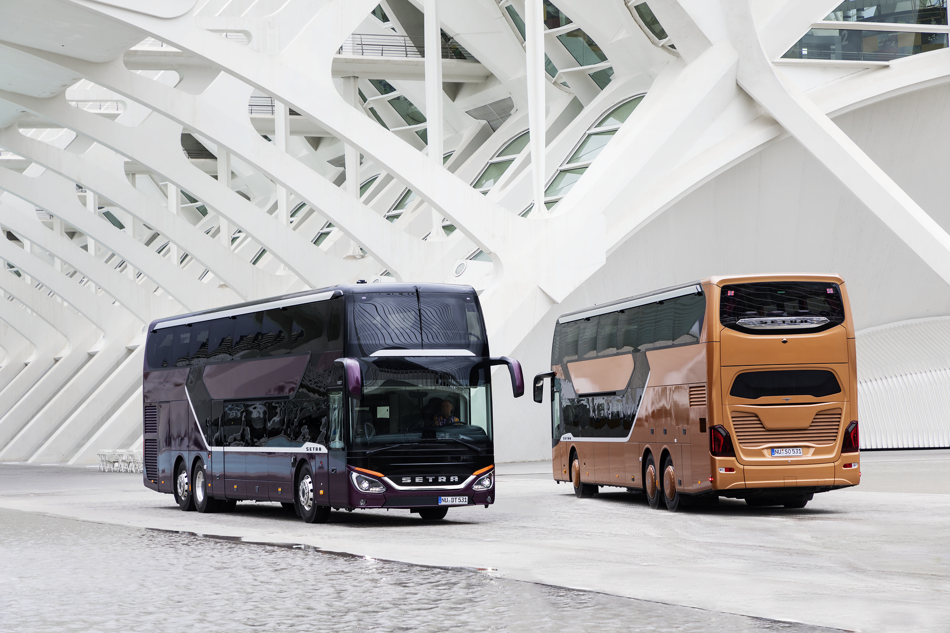 v.l.n.r.: Setra S 531 DT TopClass 500, Exterieur, Viola Pyxis Metallic, OM 471 mit 375 kW (510 PS), 12,8 L Hubraum, 8-Gang Mercedes PowerShift, Active Brake Assist 4, Sideguard Assist, LED-Scheinwerfer, Länge/Breite/Höhe: 14.000/2.550/4.000 mm, Bestuhlung: 1/78; Setra S 531 DT TopClass 500, Exterieur, Peach Metallic, OM 471 mit 375 kW (510 PS), 12,8 L Hubraum, 8-Gang Mercedes PowerShift, Active Brake Assist 4, Sideguard Assist, LED-Scheinwerfer, Länge/Breite/Höhe: 14.000/2.550/4.000 mm, Bestuhlung: 1/79 Setra S 531 DT TopClass 500, Modelljahr 2017