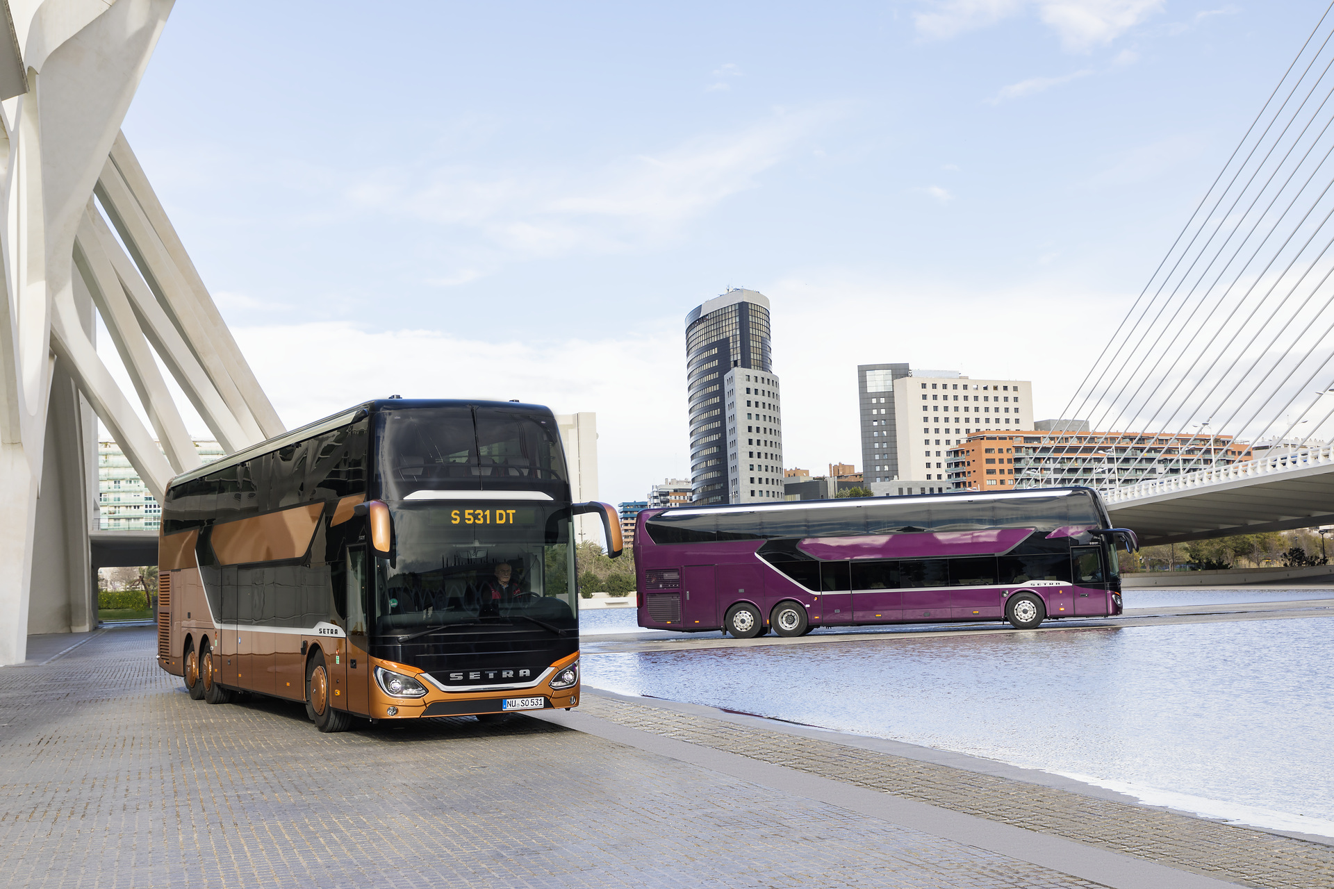 v.l.n.r.: Setra S 531 DT TopClass 500, Exterieur, Peach Metallic, OM 471 mit 375 kW (510 PS), 12,8 L Hubraum, 8-Gang Mercedes PowerShift, Active Brake Assist 4, Sideguard Assist, LED-Scheinwerfer, Länge/Breite/Höhe: 14.000/2.550/4.000 mm, Bestuhlung: 1/79; Setra S 531 DT TopClass 500, Exterieur, Viola Pyxis Metallic, OM 471 mit 375 kW (510 PS), 12,8 L Hubraum, 8-Gang Mercedes PowerShift, Active Brake Assist 4, Sideguard Assist, LED-Scheinwerfer, Länge/Breite/Höhe: 14.000/2.550/4.000 mm, Bestuhlung: 1/78 Setra S 531 DT TopClass 500, Modelljahr 2017