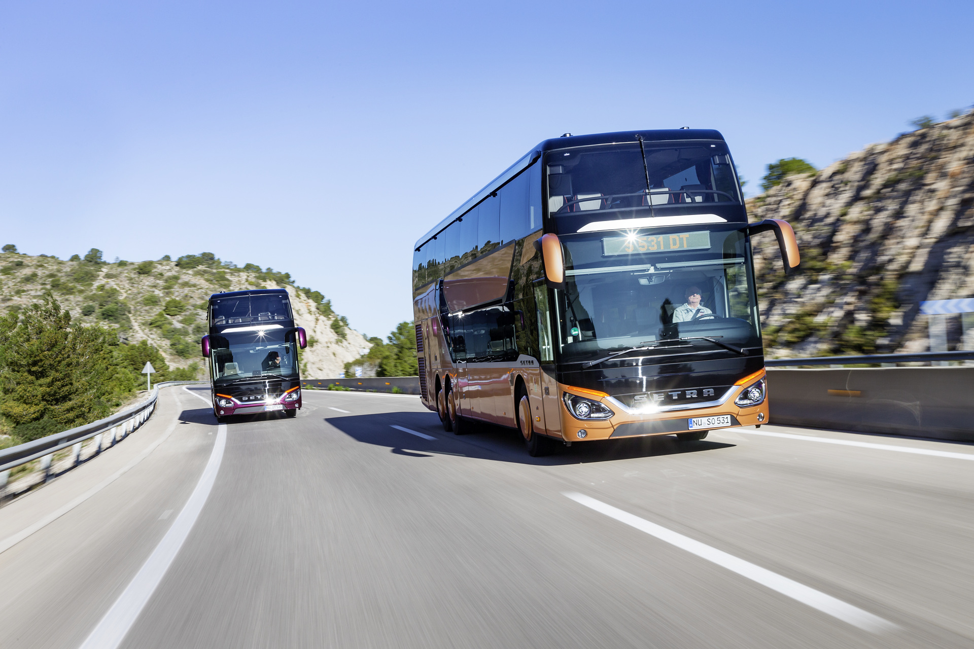 v.l.n.r.: Setra S 531 DT TopClass 500, Exterieur, Viola Pyxis Metallic, OM 471 mit 375 kW (510 PS), 12,8 L Hubraum, 8-Gang Mercedes PowerShift, Active Brake Assist 4, Sideguard Assist, LED-Scheinwerfer, Länge/Breite/Höhe: 14.000/2.550/4.000 mm, Bestuhlung: 1/78; Setra S 531 DT TopClass 500, Exterieur, Peach Metallic, OM 471 mit 375 kW (510 PS), 12,8 L Hubraum, 8-Gang Mercedes PowerShift, Active Brake Assist 4, Sideguard Assist, LED-Scheinwerfer, Länge/Breite/Höhe: 14.000/2.550/4.000 mm, Bestuhlung: 1/79 Setra S 531 DT TopClass 500, Modelljahr 2017