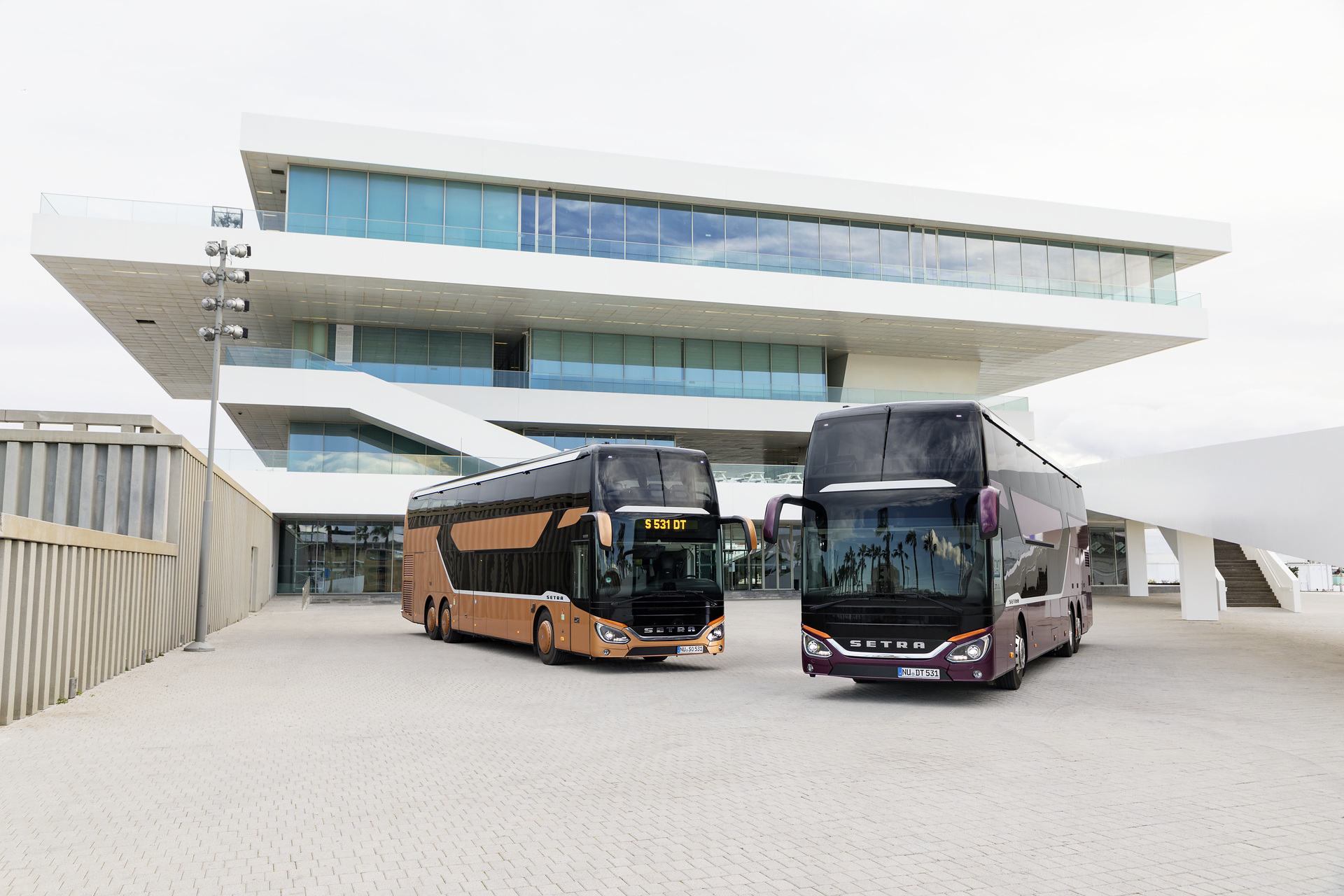 v.l.n.r.: Setra S 531 DT TopClass 500, Exterieur, Peach Metallic, OM 471 mit 375 kW (510 PS), 12,8 L Hubraum, 8-Gang Mercedes PowerShift, Active Brake Assist 4, Sideguard Assist, LED-Scheinwerfer, Länge/Breite/Höhe: 14.000/2.550/4.000 mm, Bestuhlung: 1/79; Setra S 531 DT TopClass 500, Exterieur, Viola Pyxis Metallic, OM 471 mit 375 kW (510 PS), 12,8 L Hubraum, 8-Gang Mercedes PowerShift, Active Brake Assist 4, Sideguard Assist, LED-Scheinwerfer, Länge/Breite/Höhe: 14.000/2.550/4.000 mm, Bestuhlung: 1/78 Setra S 531 DT TopClass 500, Modelljahr 2017