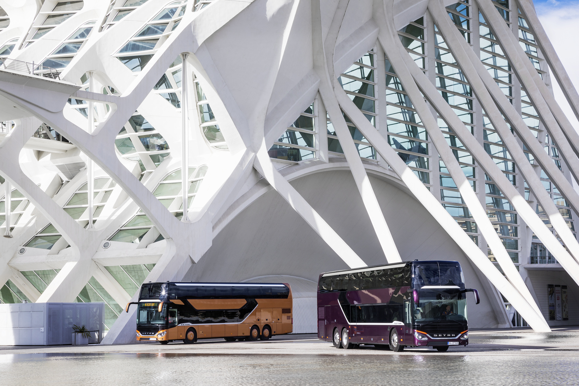 v.l.n.r.: Setra S 531 DT TopClass 500, Exterieur, Peach Metallic, OM 471 mit 375 kW (510 PS), 12,8 L Hubraum, 8-Gang Mercedes PowerShift, Active Brake Assist 4, Sideguard Assist, LED-Scheinwerfer, Länge/Breite/Höhe: 14.000/2.550/4.000 mm, Bestuhlung: 1/79; Setra S 531 DT TopClass 500, Exterieur, Viola Pyxis Metallic, OM 471 mit 375 kW (510 PS), 12,8 L Hubraum, 8-Gang Mercedes PowerShift, Active Brake Assist 4, Sideguard Assist, LED-Scheinwerfer, Länge/Breite/Höhe: 14.000/2.550/4.000 mm, Bestuhlung: 1/78 Setra S 531 DT TopClass 500, Modelljahr 2017