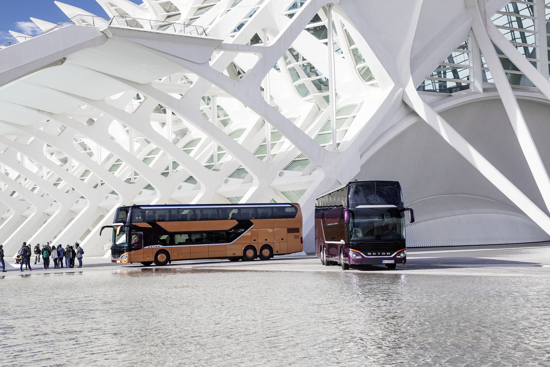 v.l.n.r.: Setra S 531 DT TopClass 500, Exterieur, Peach Metallic, OM 471 mit 375 kW (510 PS), 12,8 L Hubraum, 8-Gang Mercedes PowerShift, Active Brake Assist 4, Sideguard Assist, LED-Scheinwerfer, Länge/Breite/Höhe: 14.000/2.550/4.000 mm, Bestuhlung: 1/79; Setra S 531 DT TopClass 500, Exterieur, Viola Pyxis Metallic, OM 471 mit 375 kW (510 PS), 12,8 L Hubraum, 8-Gang Mercedes PowerShift, Active Brake Assist 4, Sideguard Assist, LED-Scheinwerfer, Länge/Breite/Höhe: 14.000/2.550/4.000 mm, Bestuhlung: 1/78 Setra S 531 DT TopClass 500, Modelljahr 2017