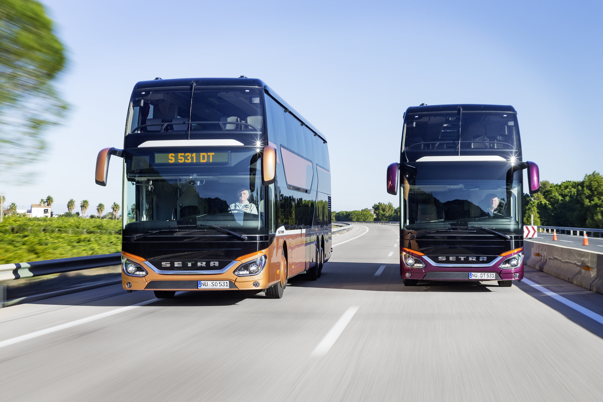v.l.n.r.: Setra S 531 DT TopClass 500, Exterieur, Peach Metallic, OM 471 mit 375 kW (510 PS), 12,8 L Hubraum, 8-Gang Mercedes PowerShift, Active Brake Assist 4, Sideguard Assist, LED-Scheinwerfer, Länge/Breite/Höhe: 14.000/2.550/4.000 mm, Bestuhlung: 1/79; Setra S 531 DT TopClass 500, Exterieur, Viola Pyxis Metallic, OM 471 mit 375 kW (510 PS), 12,8 L Hubraum, 8-Gang Mercedes PowerShift, Active Brake Assist 4, Sideguard Assist, LED-Scheinwerfer, Länge/Breite/Höhe: 14.000/2.550/4.000 mm, Bestuhlung: 1/78 Setra S 531 DT TopClass 500, Modelljahr 2017