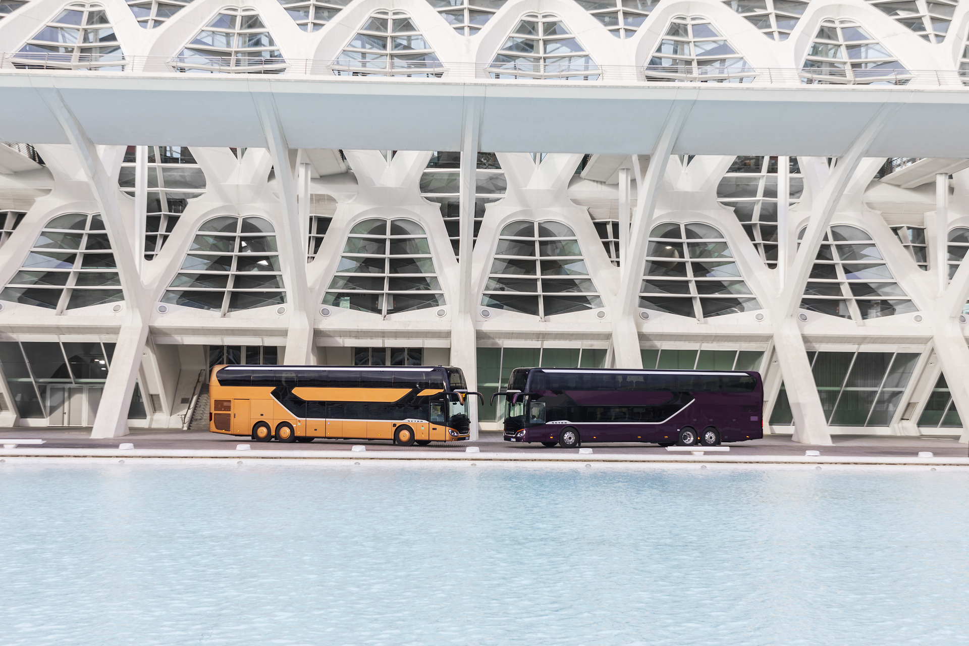 v.l.n.r.: Setra S 531 DT TopClass 500, Exterieur, Peach Metallic, OM 471 mit 375 kW (510 PS), 12,8 L Hubraum, 8-Gang Mercedes PowerShift, Active Brake Assist 4, Sideguard Assist, LED-Scheinwerfer, Länge/Breite/Höhe: 14.000/2.550/4.000 mm, Bestuhlung: 1/79; Setra S 531 DT TopClass 500, Exterieur, Viola Pyxis Metallic, OM 471 mit 375 kW (510 PS), 12,8 L Hubraum, 8-Gang Mercedes PowerShift, Active Brake Assist 4, Sideguard Assist, LED-Scheinwerfer, Länge/Breite/Höhe: 14.000/2.550/4.000 mm, Bestuhlung: 1/78 Setra S 531 DT TopClass 500, Modelljahr 2017