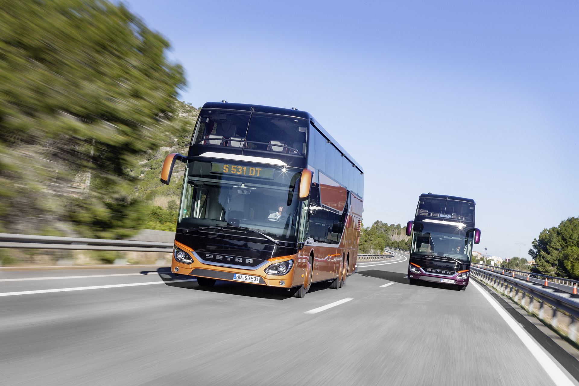 v.l.n.r.: Setra S 531 DT TopClass 500, Exterieur, Peach Metallic, OM 471 mit 375 kW (510 PS), 12,8 L Hubraum, 8-Gang Mercedes PowerShift, Active Brake Assist 4, Sideguard Assist, LED-Scheinwerfer, Länge/Breite/Höhe: 14.000/2.550/4.000 mm, Bestuhlung: 1/79; Setra S 531 DT TopClass 500, Exterieur, Viola Pyxis Metallic, OM 471 mit 375 kW (510 PS), 12,8 L Hubraum, 8-Gang Mercedes PowerShift, Active Brake Assist 4, Sideguard Assist, LED-Scheinwerfer, Länge/Breite/Höhe: 14.000/2.550/4.000 mm, Bestuhlung: 1/78. Setra S 531 DT TopClass 500, Modelljahr 2017