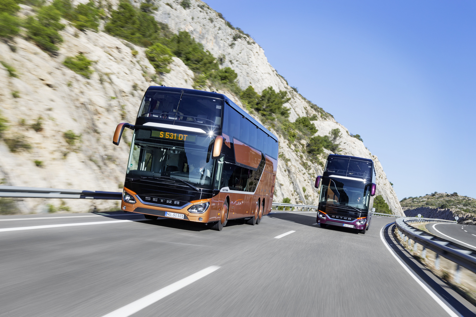 v.l.n.r.: Setra S 531 DT TopClass 500, Exterieur, Peach Metallic, OM 471 mit 375 kW (510 PS), 12,8 L Hubraum, 8-Gang Mercedes PowerShift, Active Brake Assist 4, Sideguard Assist, LED-Scheinwerfer, Länge/Breite/Höhe: 14.000/2.550/4.000 mm, Bestuhlung: 1/79; Setra S 531 DT TopClass 500, Exterieur, Viola Pyxis Metallic, OM 471 mit 375 kW (510 PS), 12,8 L Hubraum, 8-Gang Mercedes PowerShift, Active Brake Assist 4, Sideguard Assist, LED-Scheinwerfer, Länge/Breite/Höhe: 14.000/2.550/4.000 mm, Bestuhlung: 1/78 Setra S 531 DT TopClass 500, Modelljahr 2017