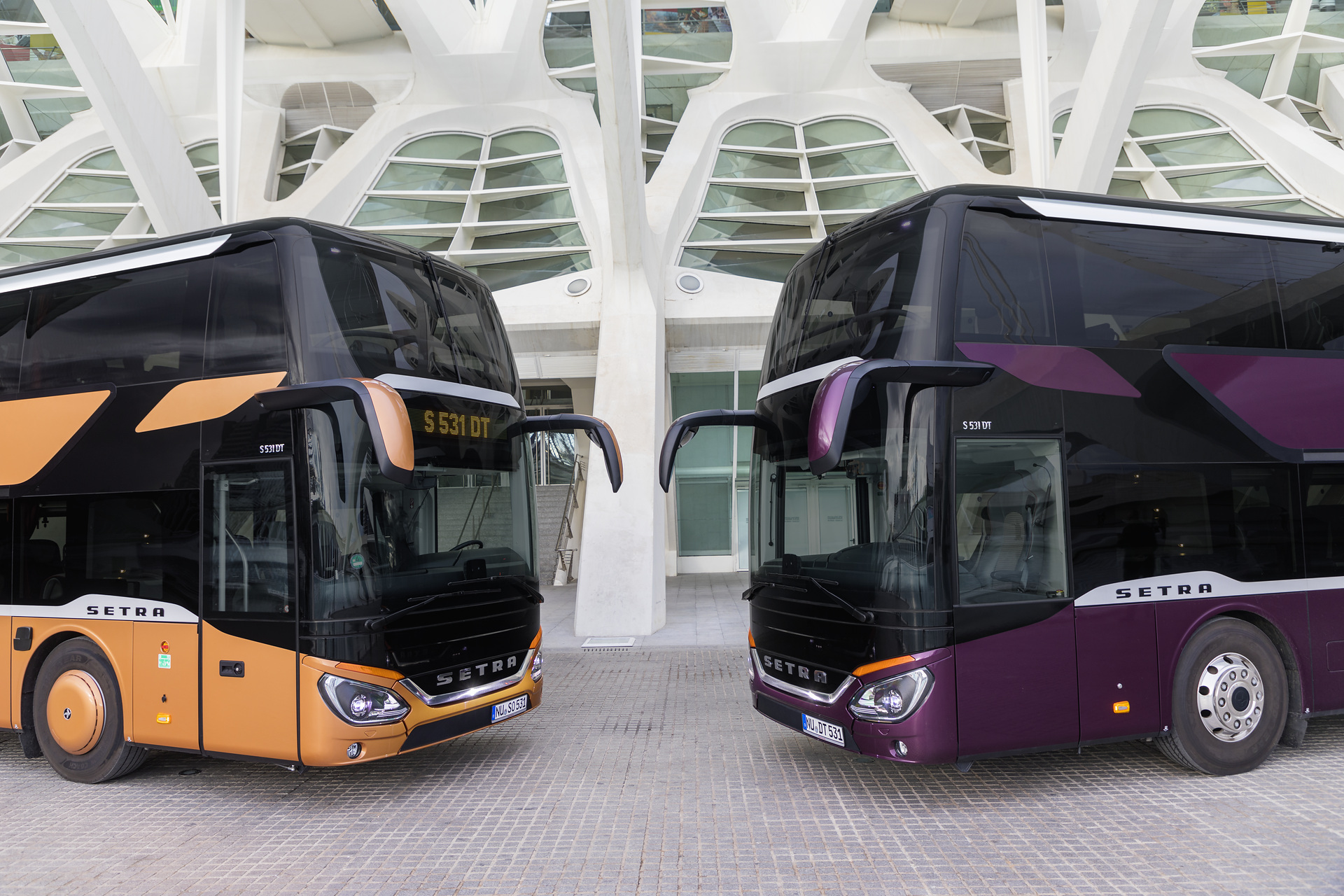 v.l.n.r.: Setra S 531 DT TopClass 500, Exterieur, Peach Metallic, OM 471 mit 375 kW (510 PS), 12,8 L Hubraum, 8-Gang Mercedes PowerShift, Active Brake Assist 4, Sideguard Assist, LED-Scheinwerfer, Länge/Breite/Höhe: 14.000/2.550/4.000 mm, Bestuhlung: 1/79; Setra S 531 DT TopClass 500, Exterieur, Viola Pyxis Metallic, OM 471 mit 375 kW (510 PS), 12,8 L Hubraum, 8-Gang Mercedes PowerShift, Active Brake Assist 4, Sideguard Assist, LED-Scheinwerfer, Länge/Breite/Höhe: 14.000/2.550/4.000 mm, Bestuhlung: 1/78 Setra S 531 DT TopClass 500, Modelljahr 2017