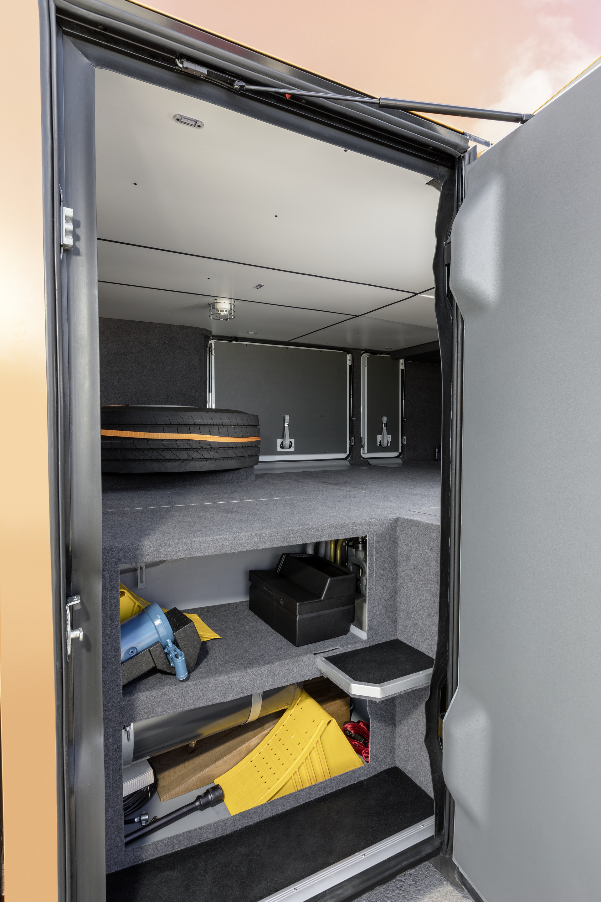 Setra S 531 DT TopClass 500, Unterdeck, Interieur, Cockpit Comfort, Sitzbezüge: Vanity grau, OM 471 mit 375 kW (510 PS), 12,8 L Hubraum, 8-Gang Mercedes PowerShift, Active Brake Assist 4, Sideguard Assist, LED-Scheinwerfer, Länge/Breite/Höhe: 14.000/2.550/4.000 mm, Bestuhlung: 1/79. Setra S 531 DT TopClass 500, Modelljahr 2017