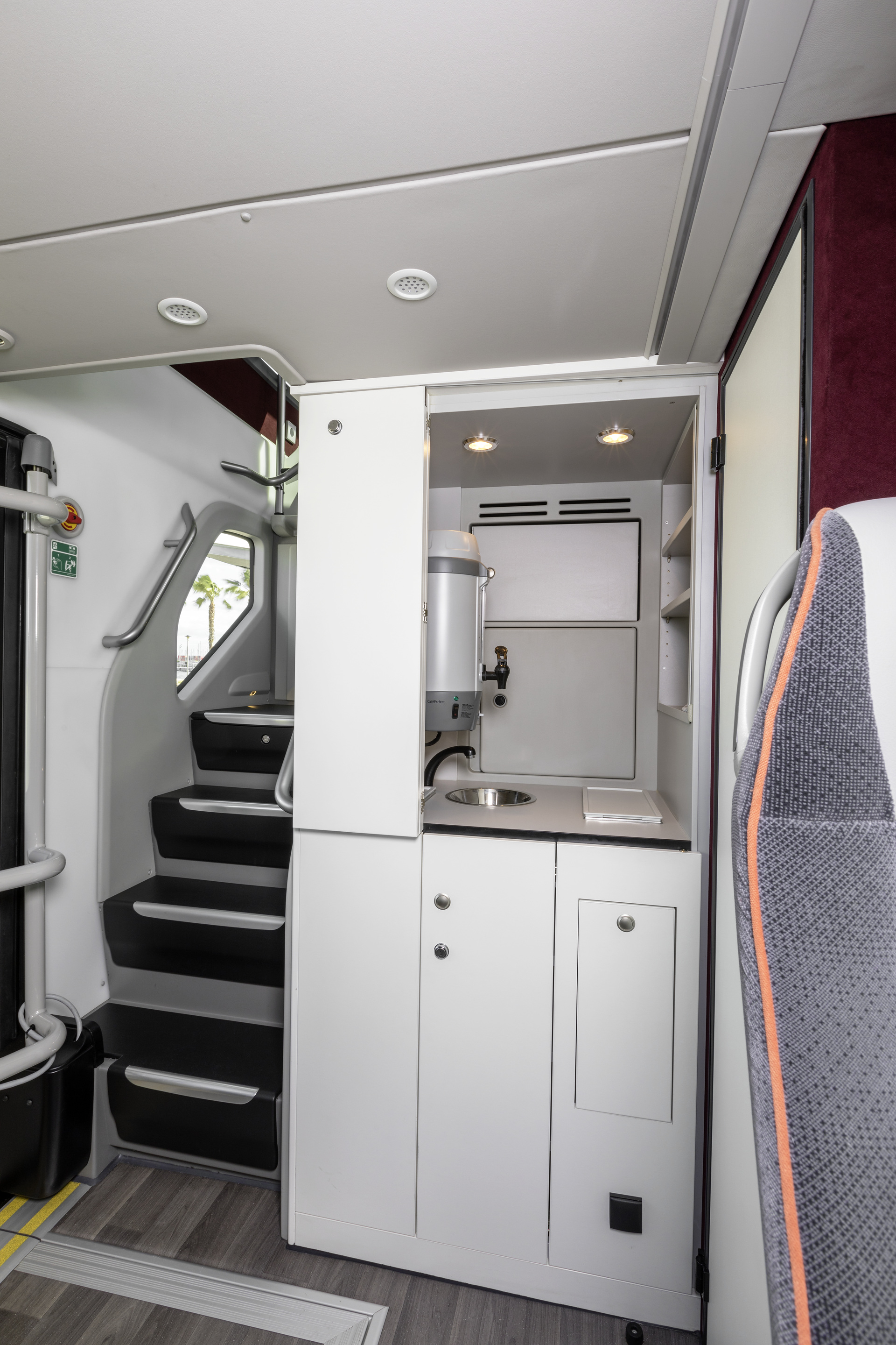 Setra S 531 DT TopClass 500, Unterdeck, Interieur, Cockpit Comfort, Sitzbezüge: Vanity grau, OM 471 mit 375 kW (510 PS), 12,8 L Hubraum, 8-Gang Mercedes PowerShift, Active Brake Assist 4, Sideguard Assist, LED-Scheinwerfer, Länge/Breite/Höhe: 14.000/2.550/4.000 mm, Bestuhlung: 1/79. Setra S 531 DT TopClass 500, Modelljahr 2017