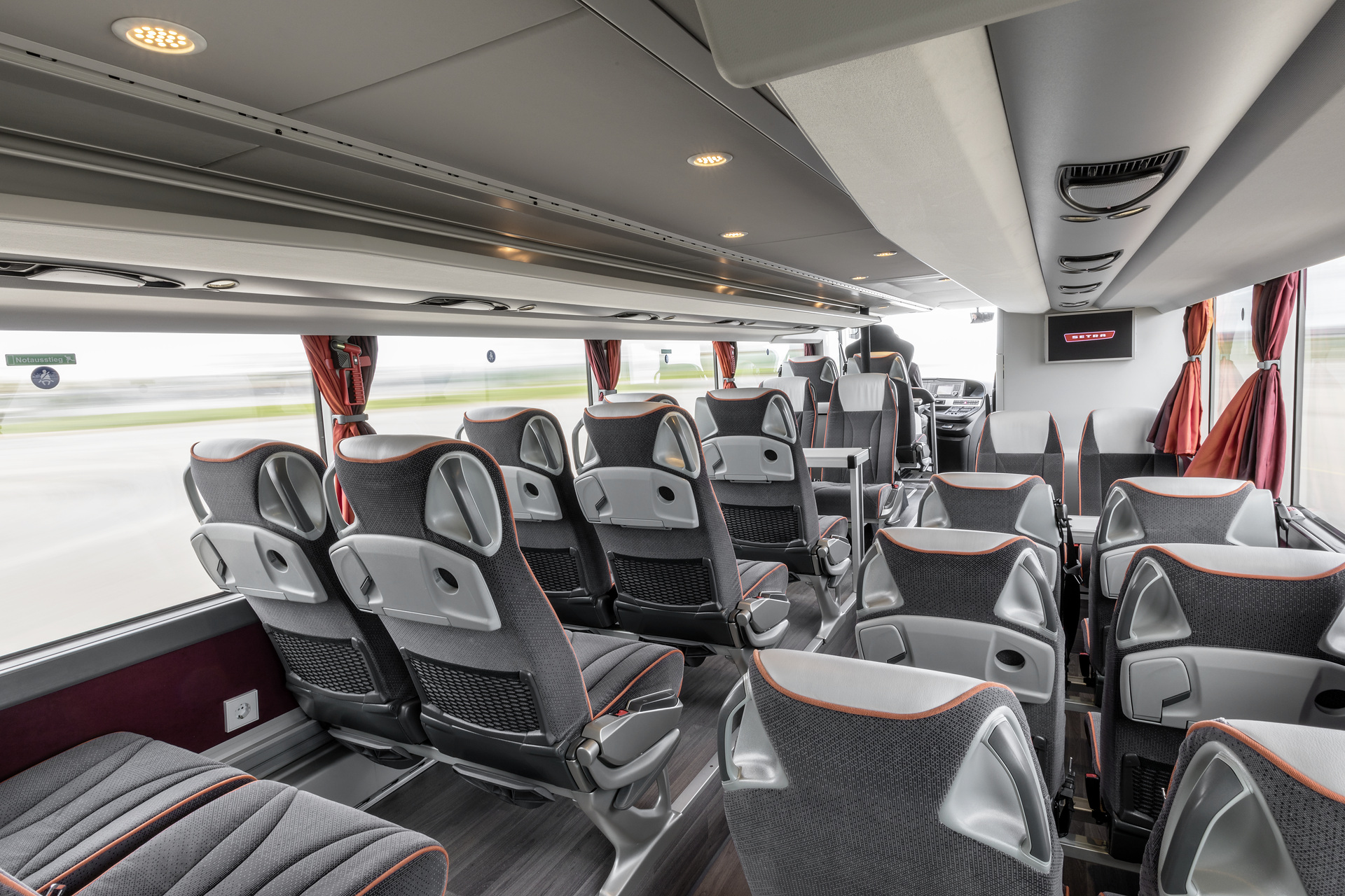 Setra S 531 DT TopClass 500, Unterdeck, Interieur, Cockpit Comfort, Sitzbezüge: Vanity grau, OM 471 mit 375 kW (510 PS), 12,8 L Hubraum, 8-Gang Mercedes PowerShift, Active Brake Assist 4, Sideguard Assist, LED-Scheinwerfer, Länge/Breite/Höhe: 14.000/2.550/4.000 mm, Bestuhlung: 1/79. Setra S 531 DT TopClass 500, Modelljahr 2017