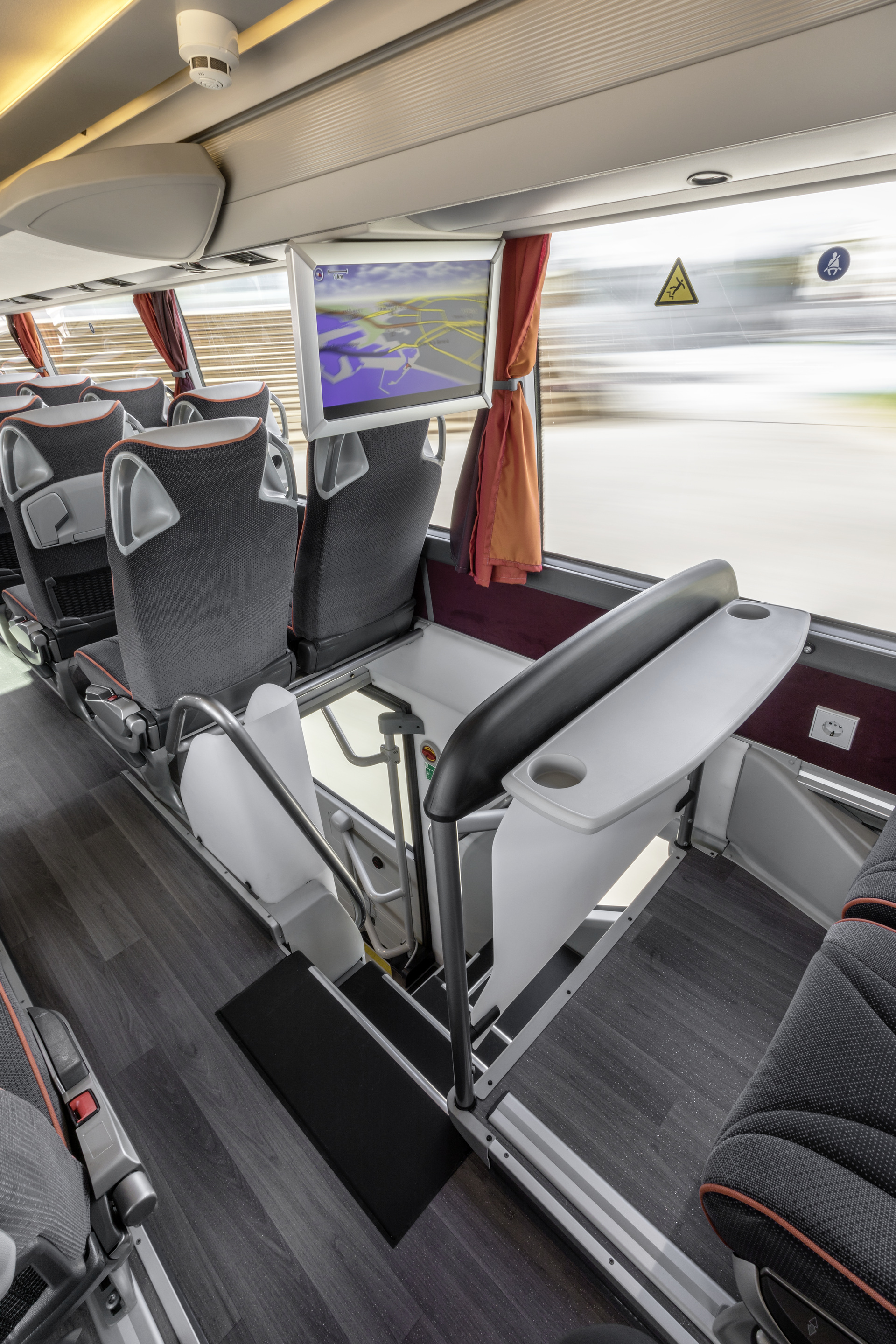 Setra S 531 DT TopClass 500, Oberdeck, Interieur, Cockpit Comfort, Sitzbezüge: Vanity grau, OM 471 mit 375 kW (510 PS), 12,8 L Hubraum, 8-Gang Mercedes PowerShift, Active Brake Assist 4, Sideguard Assist, LED-Scheinwerfer, Länge/Breite/Höhe: 14.000/2.550/4.000 mm, Bestuhlung: 1/79 Setra S 531 DT TopClass 500, Modelljahr 2017