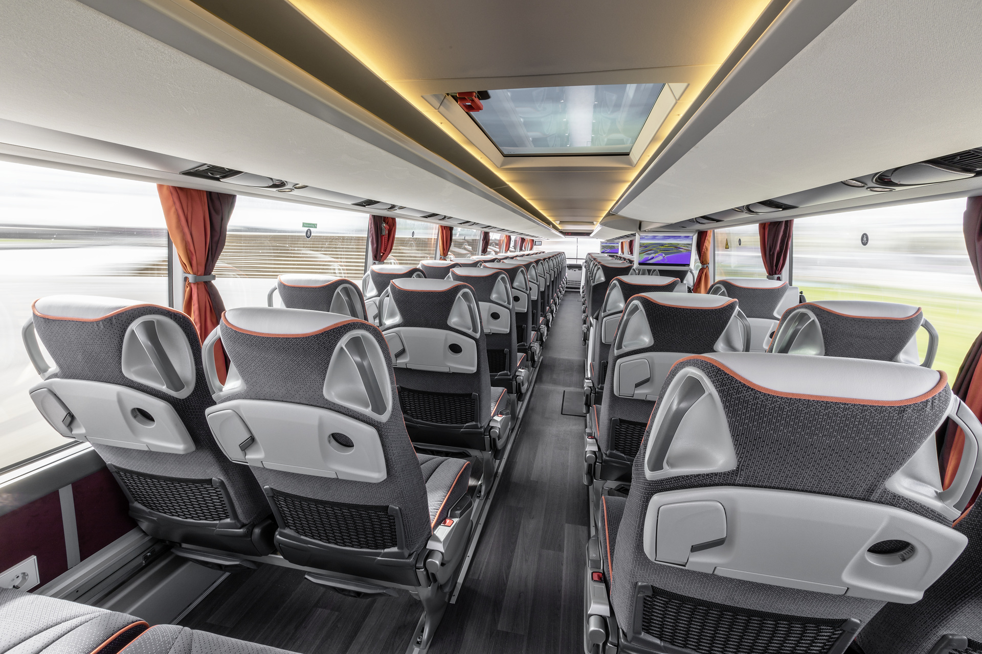 Setra S 531 DT TopClass 500, Oberdeck, Interieur, Cockpit Comfort, Sitzbezüge: Vanity grau, OM 471 mit 375 kW (510 PS), 12,8 L Hubraum, 8-Gang Mercedes PowerShift, Active Brake Assist 4, Sideguard Assist, LED-Scheinwerfer, Länge/Breite/Höhe: 14.000/2.550/4.000 mm, Bestuhlung: 1/79 Setra S 531 DT TopClass 500, Modelljahr 2017