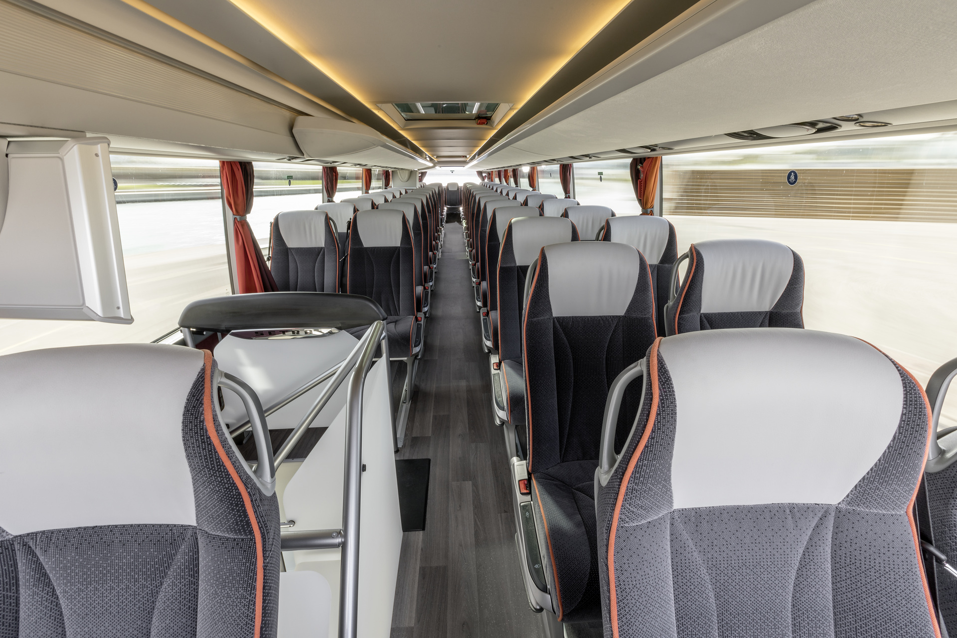 Setra S 531 DT TopClass 500, Oberdeck, Interieur, Cockpit Comfort, Sitzbezüge: Vanity grau, OM 471 mit 375 kW (510 PS), 12,8 L Hubraum, 8-Gang Mercedes PowerShift, Active Brake Assist 4, Sideguard Assist, LED-Scheinwerfer, Länge/Breite/Höhe: 14.000/2.550/4.000 mm, Bestuhlung: 1/79 Setra S 531 DT TopClass 500, Modelljahr 2017
