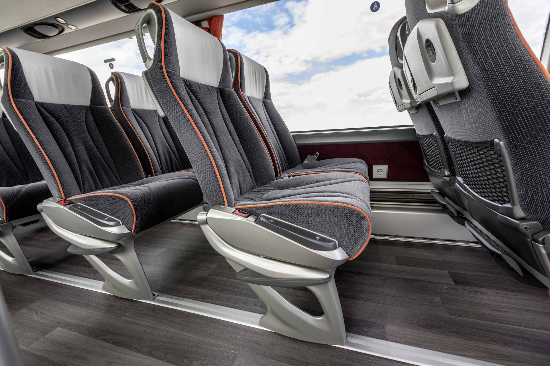 Setra S 531 DT TopClass 500, Oberdeck, Interieur, Cockpit Comfort, Sitzbezüge: Vanity grau, OM 471 mit 375 kW (510 PS), 12,8 L Hubraum, 8-Gang Mercedes PowerShift, Active Brake Assist 4, Sideguard Assist, LED-Scheinwerfer, Länge/Breite/Höhe: 14.000/2.550/4.000 mm, Bestuhlung: 1/79 Setra S 531 DT TopClass 500, Modelljahr 2017