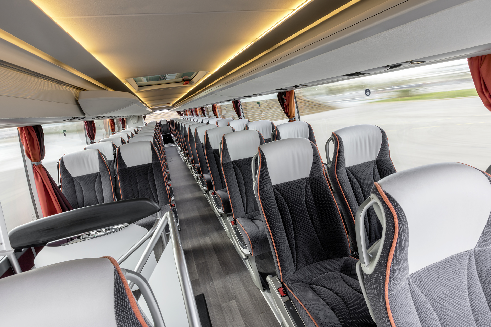 Setra S 531 DT TopClass 500, Oberdeck, Interieur, Cockpit Comfort, Sitzbezüge: Vanity grau, OM 471 mit 375 kW (510 PS), 12,8 L Hubraum, 8-Gang Mercedes PowerShift, Active Brake Assist 4, Sideguard Assist, LED-Scheinwerfer, Länge/Breite/Höhe: 14.000/2.550/4.000 mm, Bestuhlung: 1/79 Setra S 531 DT TopClass 500, Modelljahr 2017