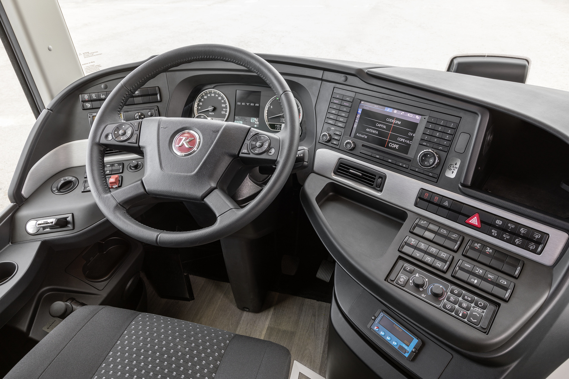 Setra S 531 DT TopClass 500, Unterdeck, Interieur, Cockpit Comfort, Sitzbezüge: Vanity grau, OM 471 mit 375 kW (510 PS), 12,8 L Hubraum, 8-Gang Mercedes PowerShift, Active Brake Assist 4, Sideguard Assist, LED-Scheinwerfer, Länge/Breite/Höhe: 14.000/2.550/4.000 mm, Bestuhlung: 1/79. Setra S 531 DT TopClass 500, Modelljahr 2017