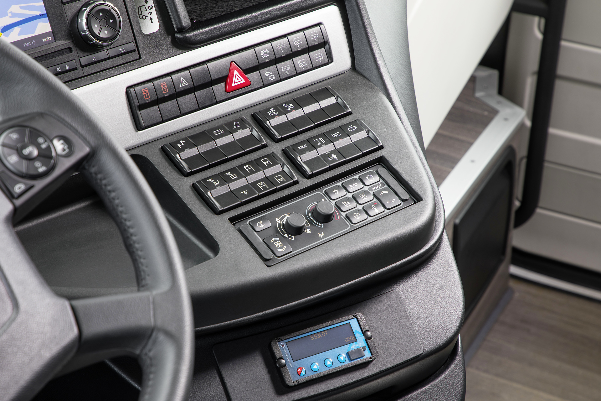 Setra S 531 DT TopClass 500, Unterdeck, Interieur, Cockpit Comfort, Sitzbezüge: Vanity grau, OM 471 mit 375 kW (510 PS), 12,8 L Hubraum, 8-Gang Mercedes PowerShift, Active Brake Assist 4, Sideguard Assist, LED-Scheinwerfer, Länge/Breite/Höhe: 14.000/2.550/4.000 mm, Bestuhlung: 1/79. Setra S 531 DT TopClass 500, Modelljahr 2017