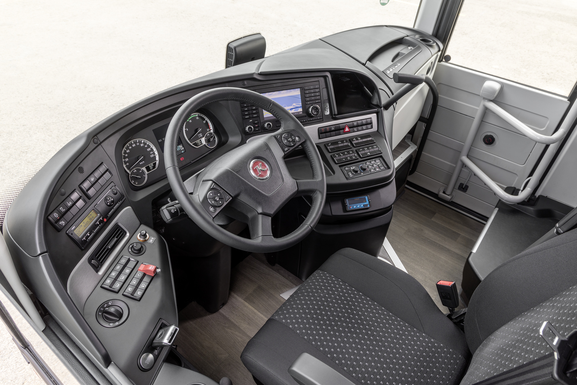 Setra S 531 DT TopClass 500, Unterdeck, Interieur, Cockpit Comfort, Sitzbezüge: Vanity grau, OM 471 mit 375 kW (510 PS), 12,8 L Hubraum, 8-Gang Mercedes PowerShift, Active Brake Assist 4, Sideguard Assist, LED-Scheinwerfer, Länge/Breite/Höhe: 14.000/2.550/4.000 mm, Bestuhlung: 1/79. Setra S 531 DT TopClass 500, Modelljahr 2017