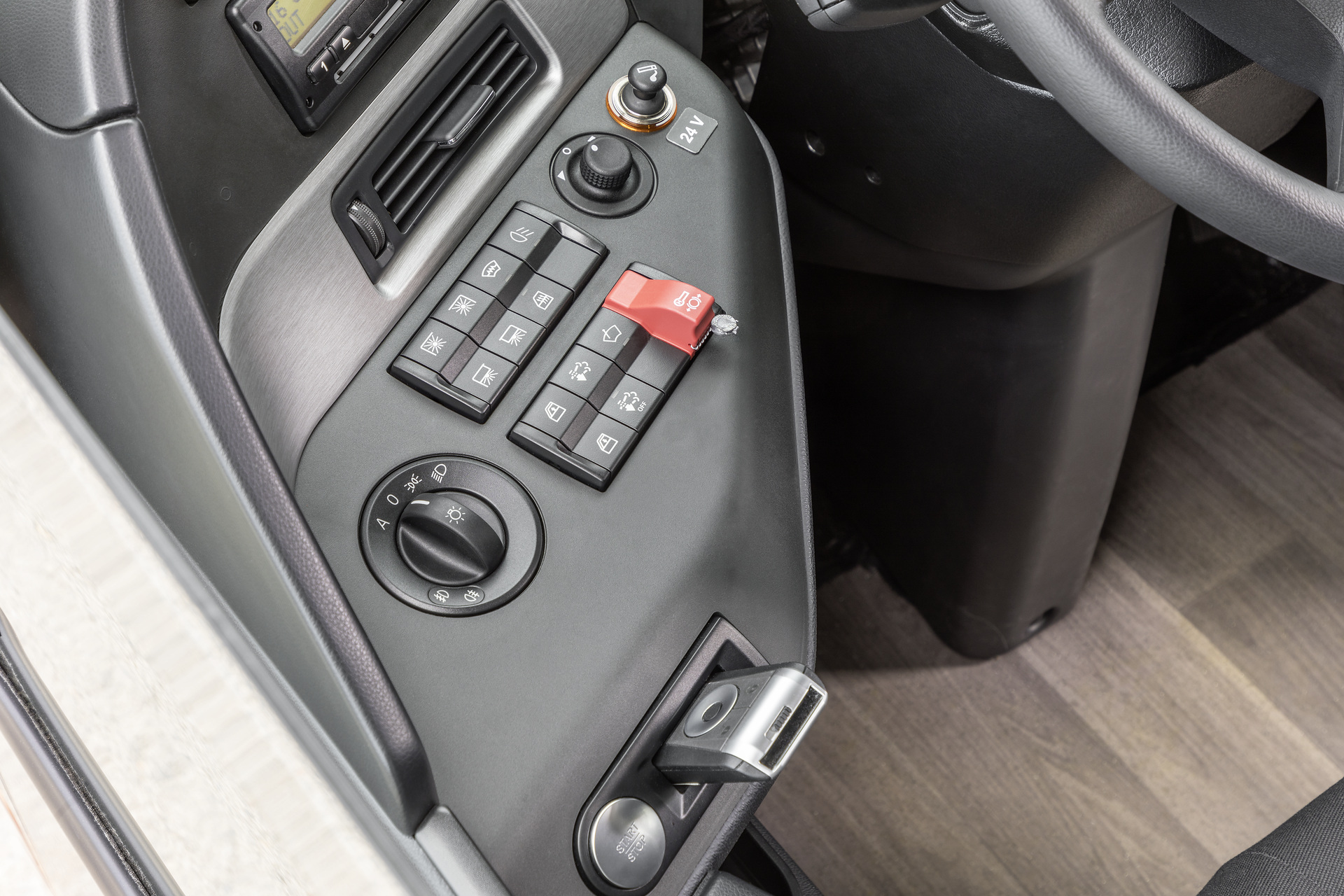 Setra S 531 DT TopClass 500, Unterdeck, Interieur, Cockpit Comfort, Sitzbezüge: Vanity grau, OM 471 mit 375 kW (510 PS), 12,8 L Hubraum, 8-Gang Mercedes PowerShift, Active Brake Assist 4, Sideguard Assist, LED-Scheinwerfer, Länge/Breite/Höhe: 14.000/2.550/4.000 mm, Bestuhlung: 1/79. Setra S 531 DT TopClass 500, Modelljahr 2017