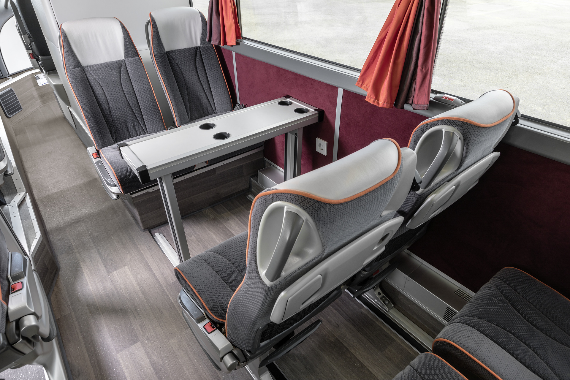 Setra S 531 DT TopClass 500, Unterdeck, Interieur, Cockpit Comfort, Sitzbezüge: Vanity grau, OM 471 mit 375 kW (510 PS), 12,8 L Hubraum, 8-Gang Mercedes PowerShift, Active Brake Assist 4, Sideguard Assist, LED-Scheinwerfer, Länge/Breite/Höhe: 14.000/2.550/4.000 mm, Bestuhlung: 1/79. Setra S 531 DT TopClass 500, Modelljahr 2017
