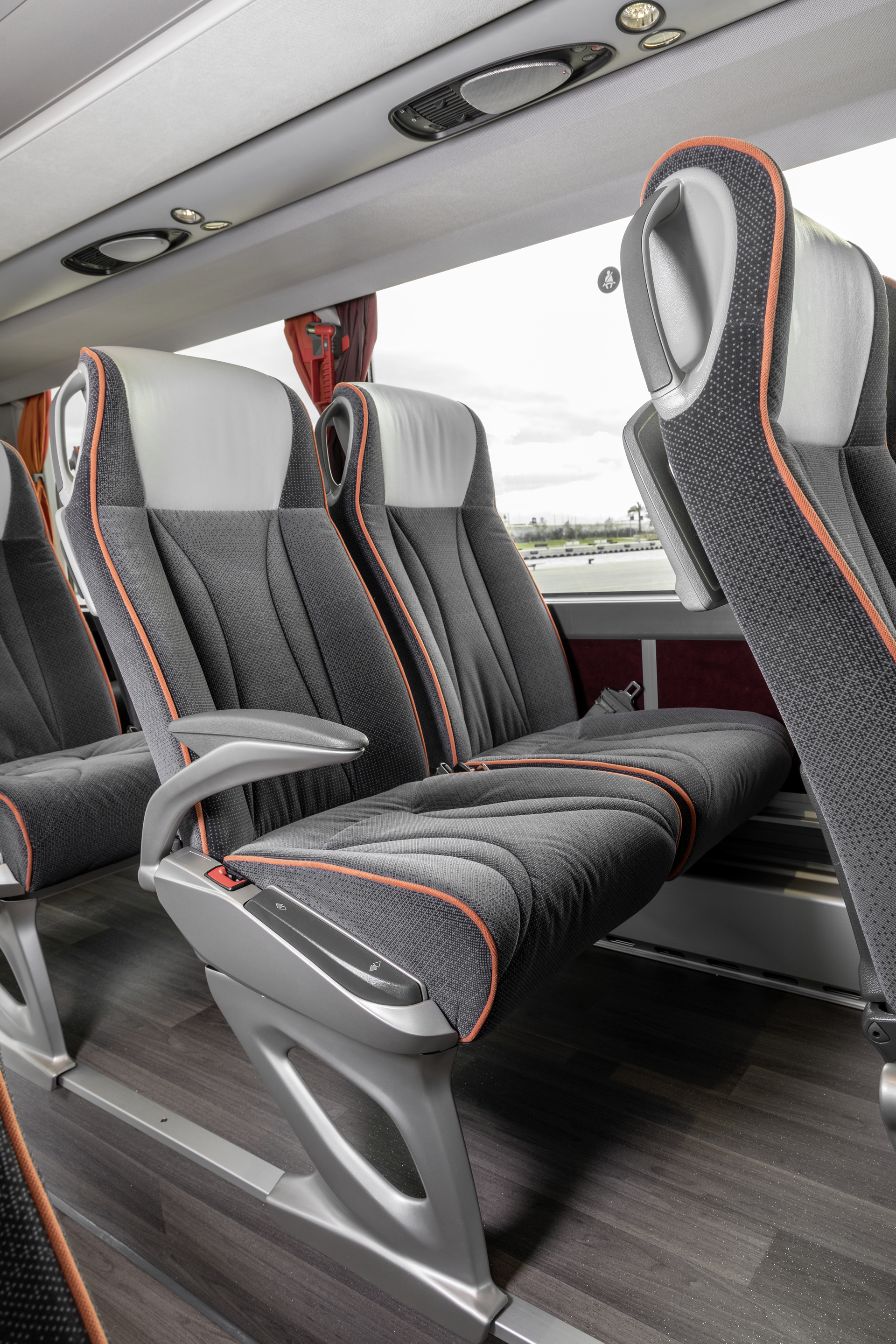Setra S 531 DT TopClass 500, Unterdeck, Interieur, Cockpit Comfort, Sitzbezüge: Vanity grau, OM 471 mit 375 kW (510 PS), 12,8 L Hubraum, 8-Gang Mercedes PowerShift, Active Brake Assist 4, Sideguard Assist, LED-Scheinwerfer, Länge/Breite/Höhe: 14.000/2.550/4.000 mm, Bestuhlung: 1/79. Setra S 531 DT TopClass 500, Modelljahr 2017
