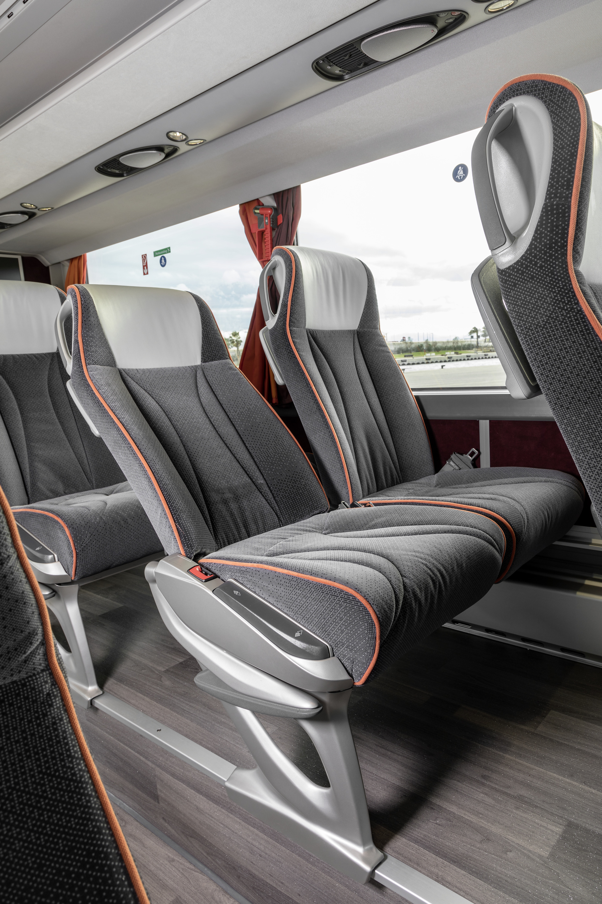 Setra S 531 DT TopClass 500, Unterdeck, Interieur, Cockpit Comfort, Sitzbezüge: Vanity grau, OM 471 mit 375 kW (510 PS), 12,8 L Hubraum, 8-Gang Mercedes PowerShift, Active Brake Assist 4, Sideguard Assist, LED-Scheinwerfer, Länge/Breite/Höhe: 14.000/2.550/4.000 mm, Bestuhlung: 1/79. Setra S 531 DT TopClass 500, Modelljahr 2017