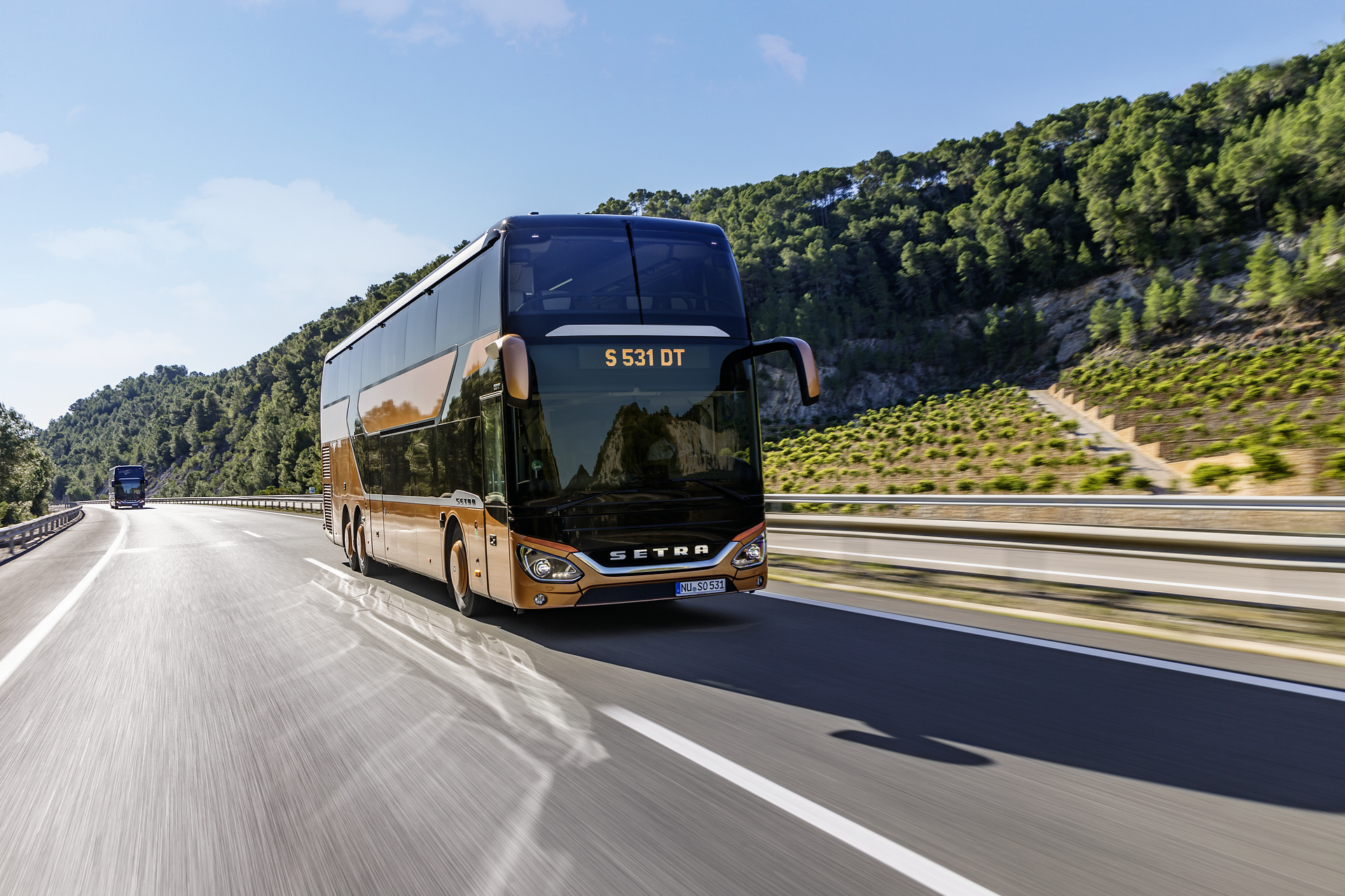 Setra S 531 DT TopClass 500, Exterieur, Peach Metallic, OM 471 mit 375 kW (510 PS), 12,8 L Hubraum, 8-Gang Mercedes PowerShift, Active Brake Assist 4, Sideguard Assist, LED-Scheinwerfer, Länge/Breite/Höhe: 14.000/2.550/4.000 mm, Bestuhlung: 1/79. Setra S 531 DT TopClass 500, Modelljahr 2017