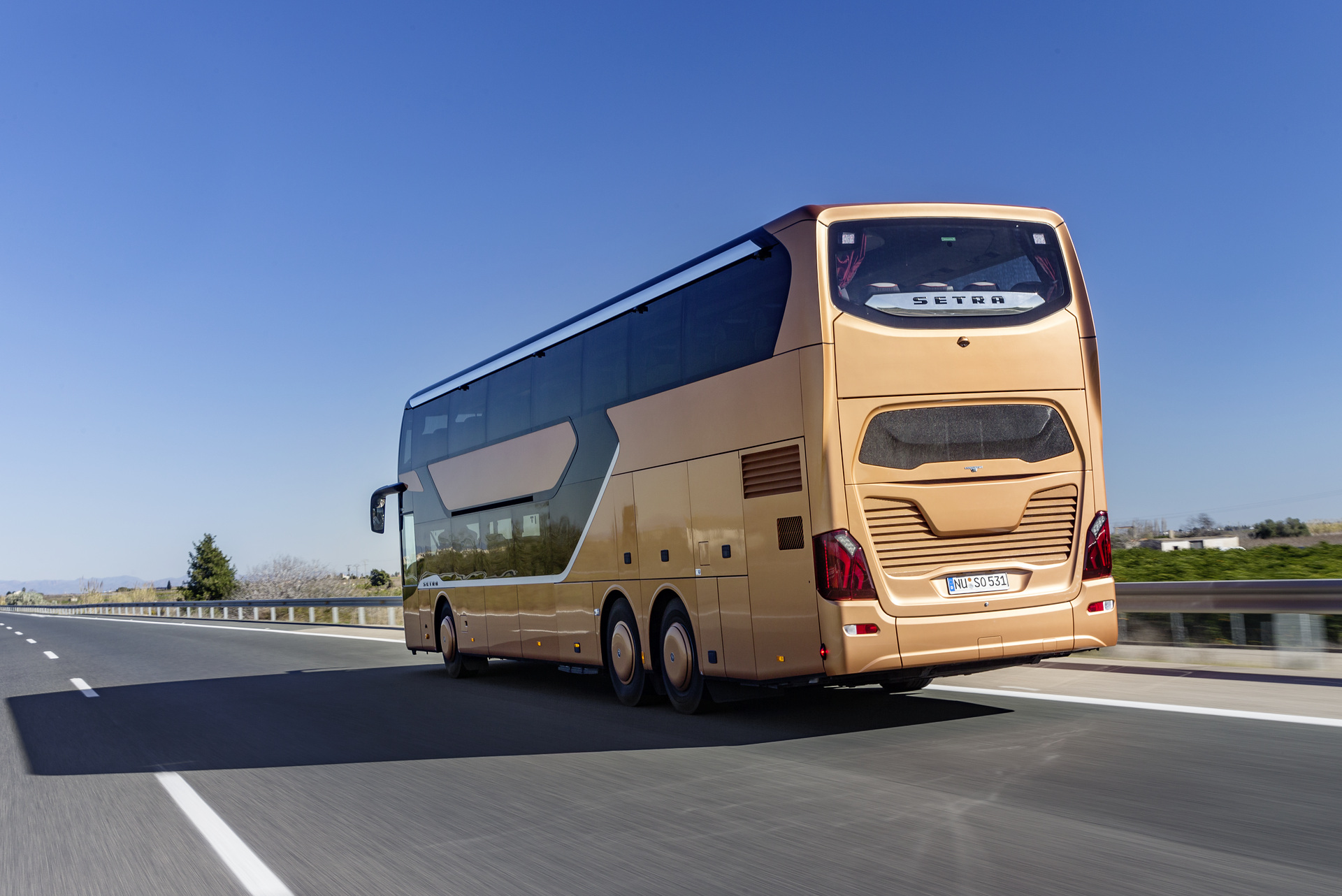 Setra S 531 DT TopClass 500, Exterieur, Peach Metallic, OM 471 mit 375 kW (510 PS), 12,8 L Hubraum, 8-Gang Mercedes PowerShift, Active Brake Assist 4, Sideguard Assist, LED-Scheinwerfer, Länge/Breite/Höhe: 14.000/2.550/4.000 mm, Bestuhlung: 1/79. Setra S 531 DT TopClass 500, Modelljahr 2017