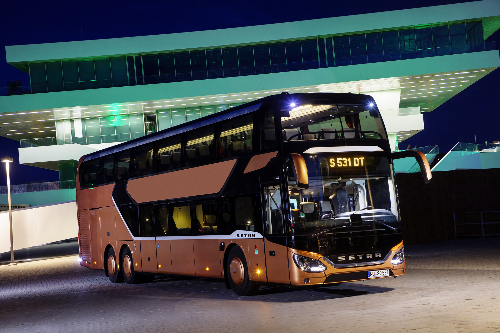 Setra S 531 DT TopClass 500, Exterieur, Peach Metallic, OM 471 mit 375 kW (510 PS), 12,8 L Hubraum, 8-Gang Mercedes PowerShift, Active Brake Assist 4, Sideguard Assist, LED-Scheinwerfer, Länge/Breite/Höhe: 14.000/2.550/4.000 mm, Bestuhlung: 1/79. Setra S 531 DT TopClass 500, Modelljahr 2017