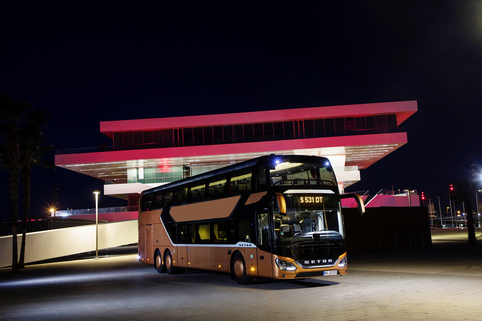 Setra S 531 DT TopClass 500, Exterieur, Peach Metallic, OM 471 mit 375 kW (510 PS), 12,8 L Hubraum, 8-Gang Mercedes PowerShift, Active Brake Assist 4, Sideguard Assist, LED-Scheinwerfer, Länge/Breite/Höhe: 14.000/2.550/4.000 mm, Bestuhlung: 1/79. Setra S 531 DT TopClass 500, Modelljahr 2017