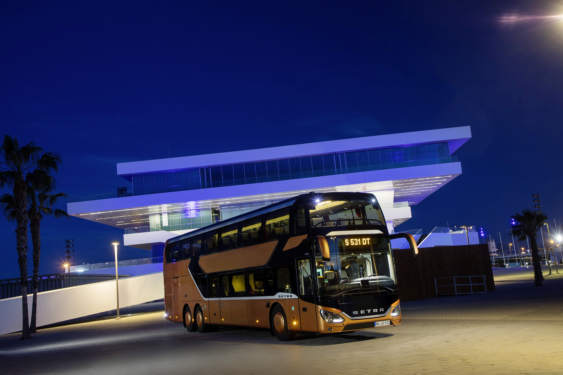 Setra S 531 DT TopClass 500, Exterieur, Peach Metallic, OM 471 mit 375 kW (510 PS), 12,8 L Hubraum, 8-Gang Mercedes PowerShift, Active Brake Assist 4, Sideguard Assist, LED-Scheinwerfer, Länge/Breite/Höhe: 14.000/2.550/4.000 mm, Bestuhlung: 1/79. Setra S 531 DT TopClass 500, Modelljahr 2017