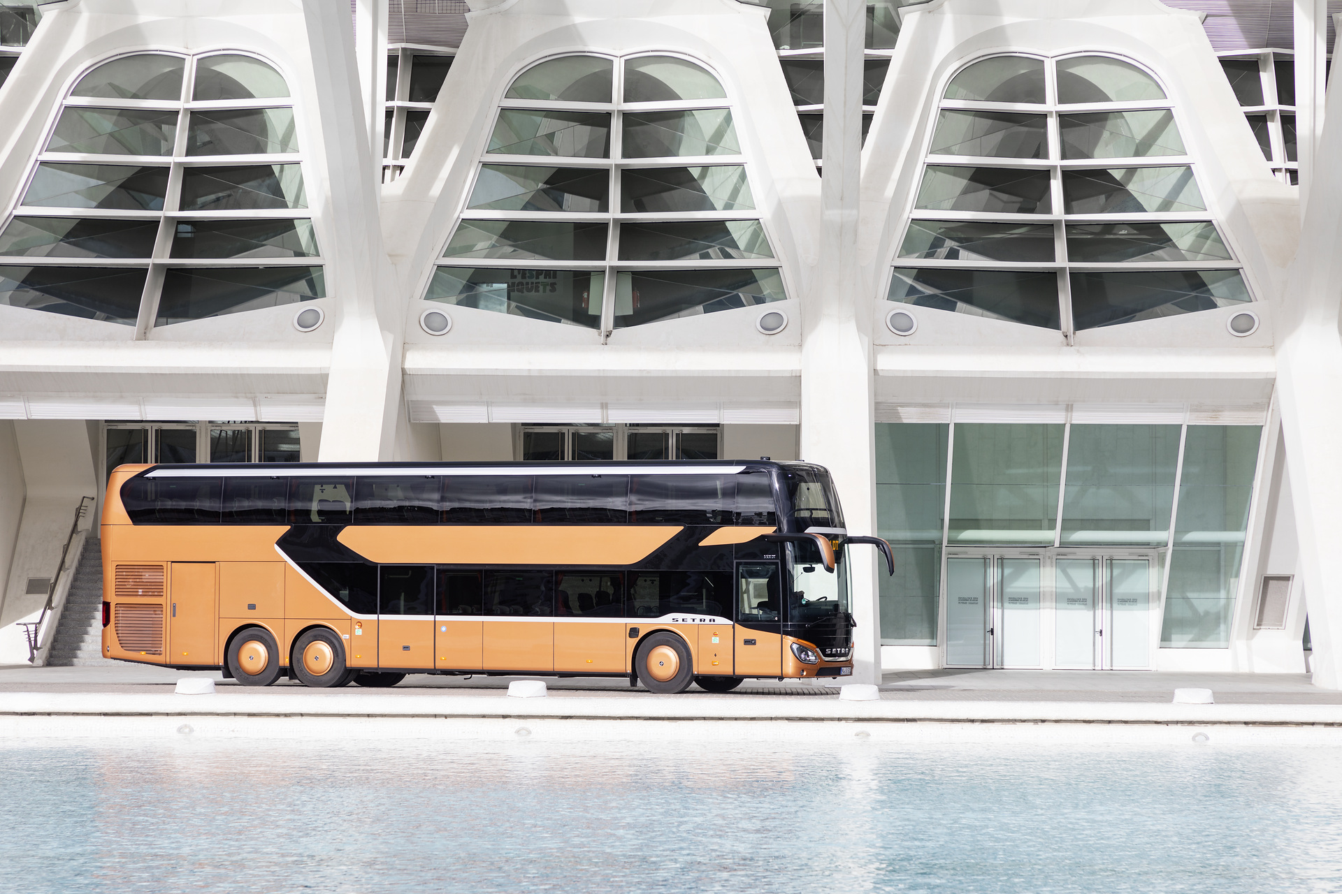 Setra S 531 DT TopClass 500, Exterieur, Peach Metallic, OM 471 mit 375 kW (510 PS), 12,8 L Hubraum, 8-Gang Mercedes PowerShift, Active Brake Assist 4, Sideguard Assist, LED-Scheinwerfer, Länge/Breite/Höhe: 14.000/2.550/4.000 mm, Bestuhlung: 1/79. Setra S 531 DT TopClass 500, Modelljahr 2017