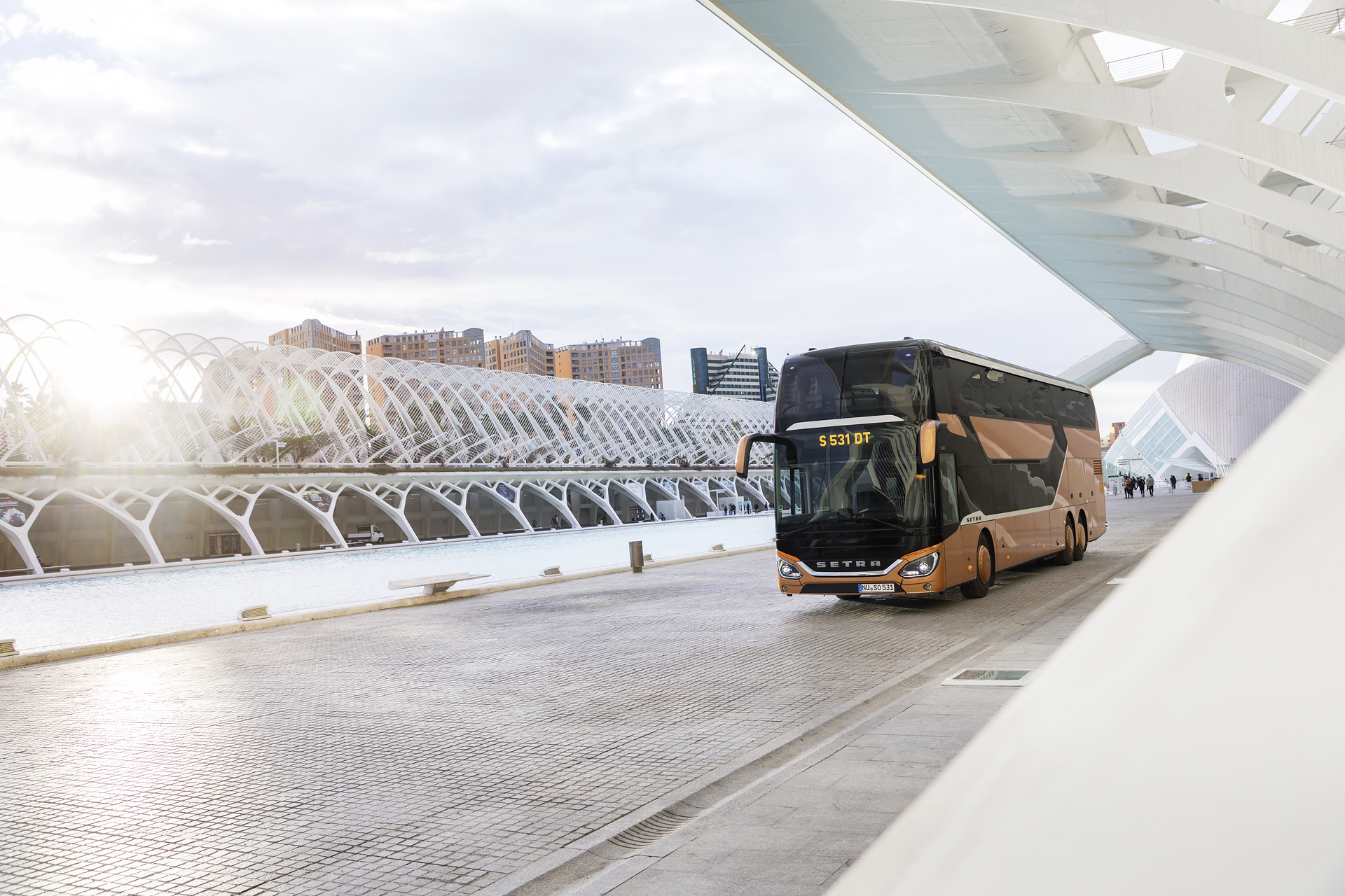 Setra S 531 DT TopClass 500, Exterieur, Peach Metallic, OM 471 mit 375 kW (510 PS), 12,8 L Hubraum, 8-Gang Mercedes PowerShift, Active Brake Assist 4, Sideguard Assist, LED-Scheinwerfer, Länge/Breite/Höhe: 14.000/2.550/4.000 mm, Bestuhlung: 1/79. Setra S 531 DT TopClass 500, Modelljahr 2017
