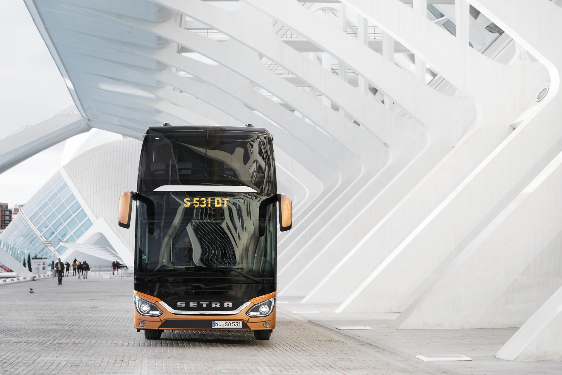 Setra S 531 DT TopClass 500, Exterieur, Peach Metallic, OM 471 mit 375 kW (510 PS), 12,8 L Hubraum, 8-Gang Mercedes PowerShift, Active Brake Assist 4, Sideguard Assist, LED-Scheinwerfer, Länge/Breite/Höhe: 14.000/2.550/4.000 mm, Bestuhlung: 1/79. Setra S 531 DT TopClass 500, Modelljahr 2017