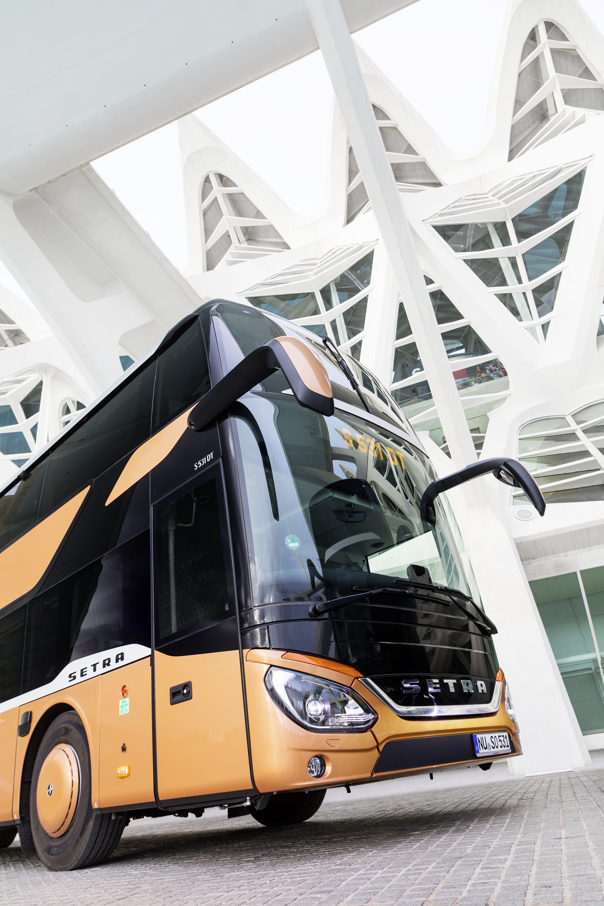 Setra S 531 DT TopClass 500, Exterieur, Peach Metallic, OM 471 mit 375 kW (510 PS), 12,8 L Hubraum, 8-Gang Mercedes PowerShift, Active Brake Assist 4, Sideguard Assist, LED-Scheinwerfer, Länge/Breite/Höhe: 14.000/2.550/4.000 mm, Bestuhlung: 1/79. Setra S 531 DT TopClass 500, Modelljahr 2017