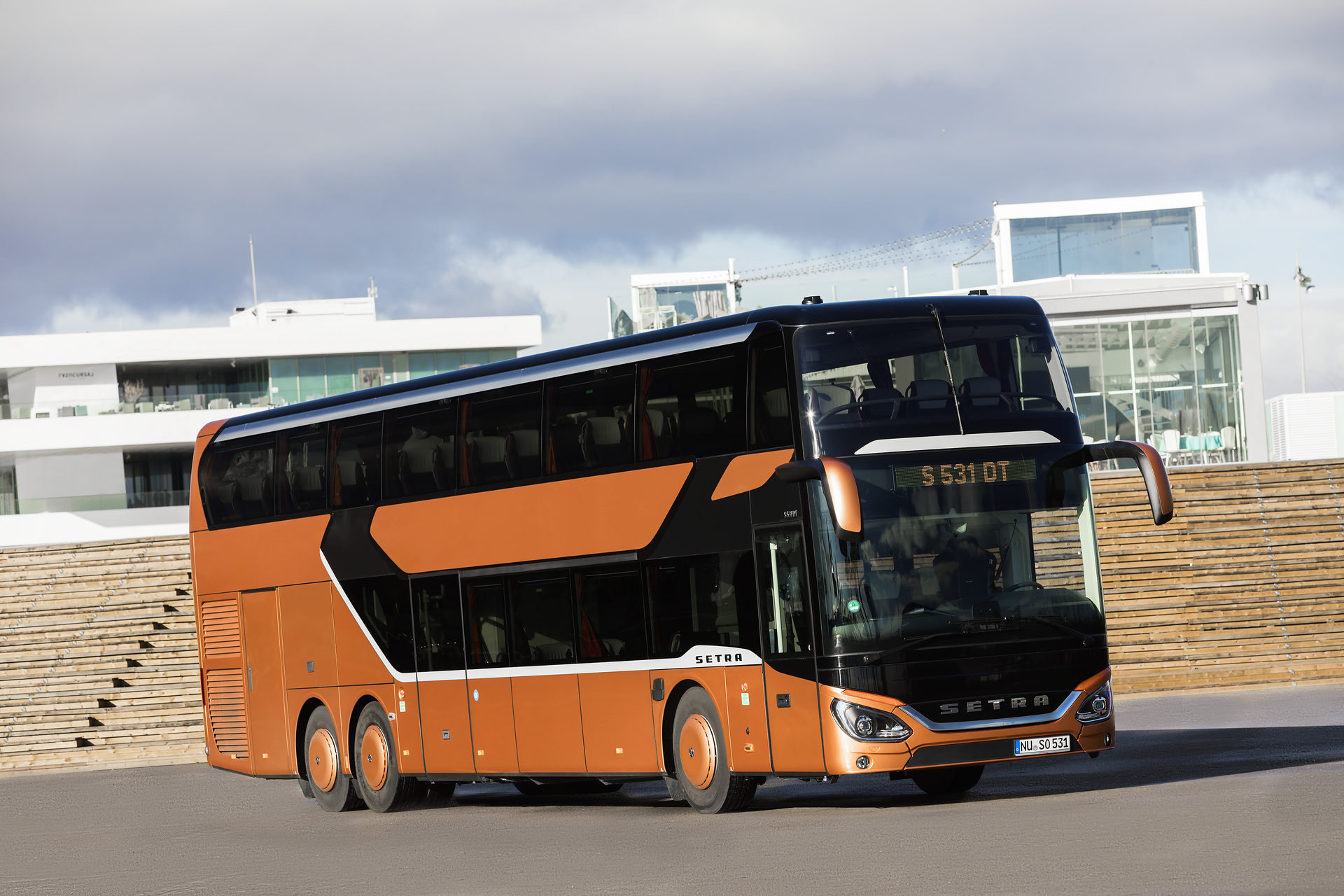 Setra S 531 DT TopClass 500, Exterieur, Peach Metallic, OM 471 mit 375 kW (510 PS), 12,8 L Hubraum, 8-Gang Mercedes PowerShift, Active Brake Assist 4, Sideguard Assist, LED-Scheinwerfer, Länge/Breite/Höhe: 14.000/2.550/4.000 mm, Bestuhlung: 1/79. Setra S 531 DT TopClass 500, Modelljahr 2017