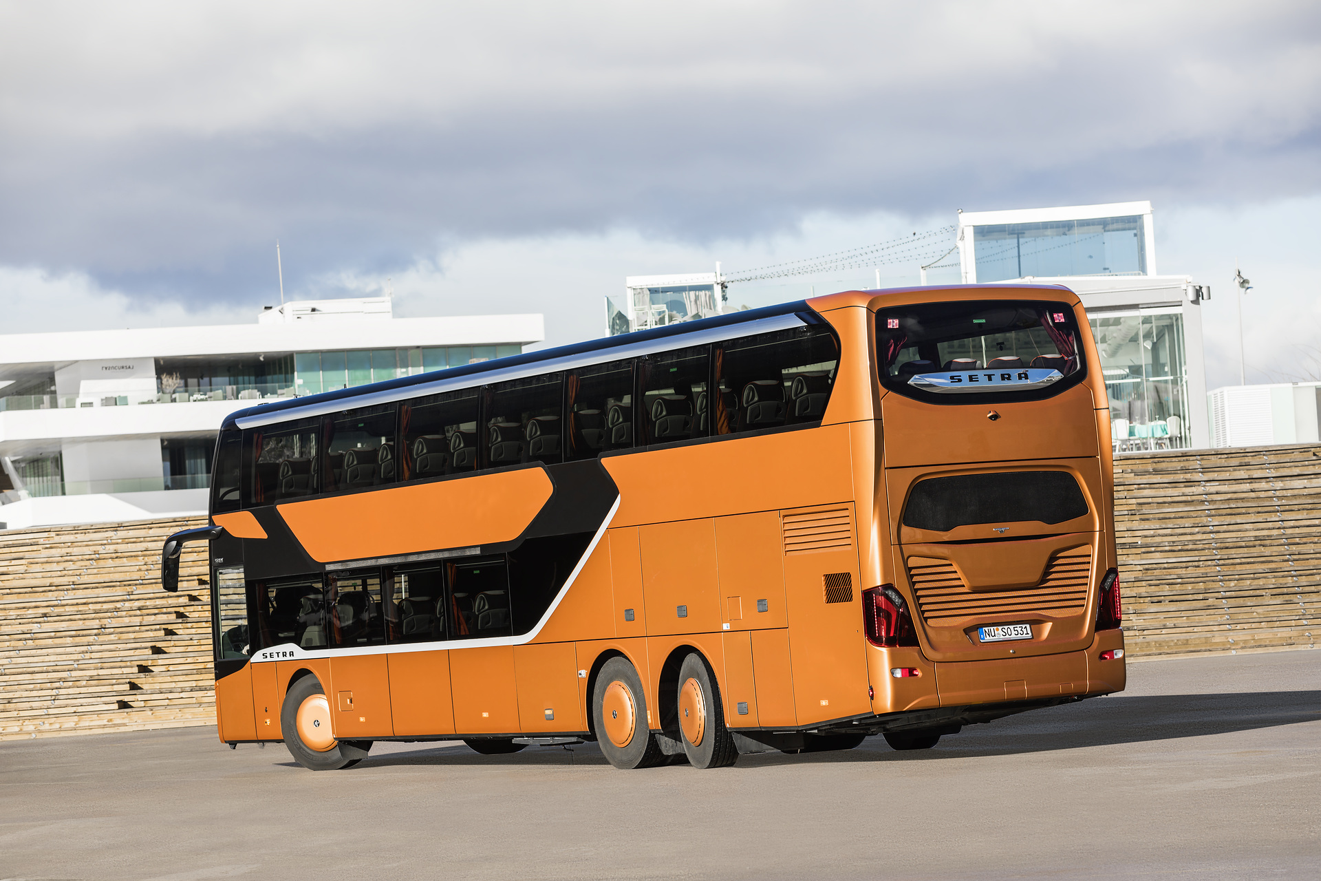 Setra S 531 DT TopClass 500, Exterieur, Peach Metallic, OM 471 mit 375 kW (510 PS), 12,8 L Hubraum, 8-Gang Mercedes PowerShift, Active Brake Assist 4, Sideguard Assist, LED-Scheinwerfer, Länge/Breite/Höhe: 14.000/2.550/4.000 mm, Bestuhlung: 1/79. Setra S 531 DT TopClass 500, Modelljahr 2017