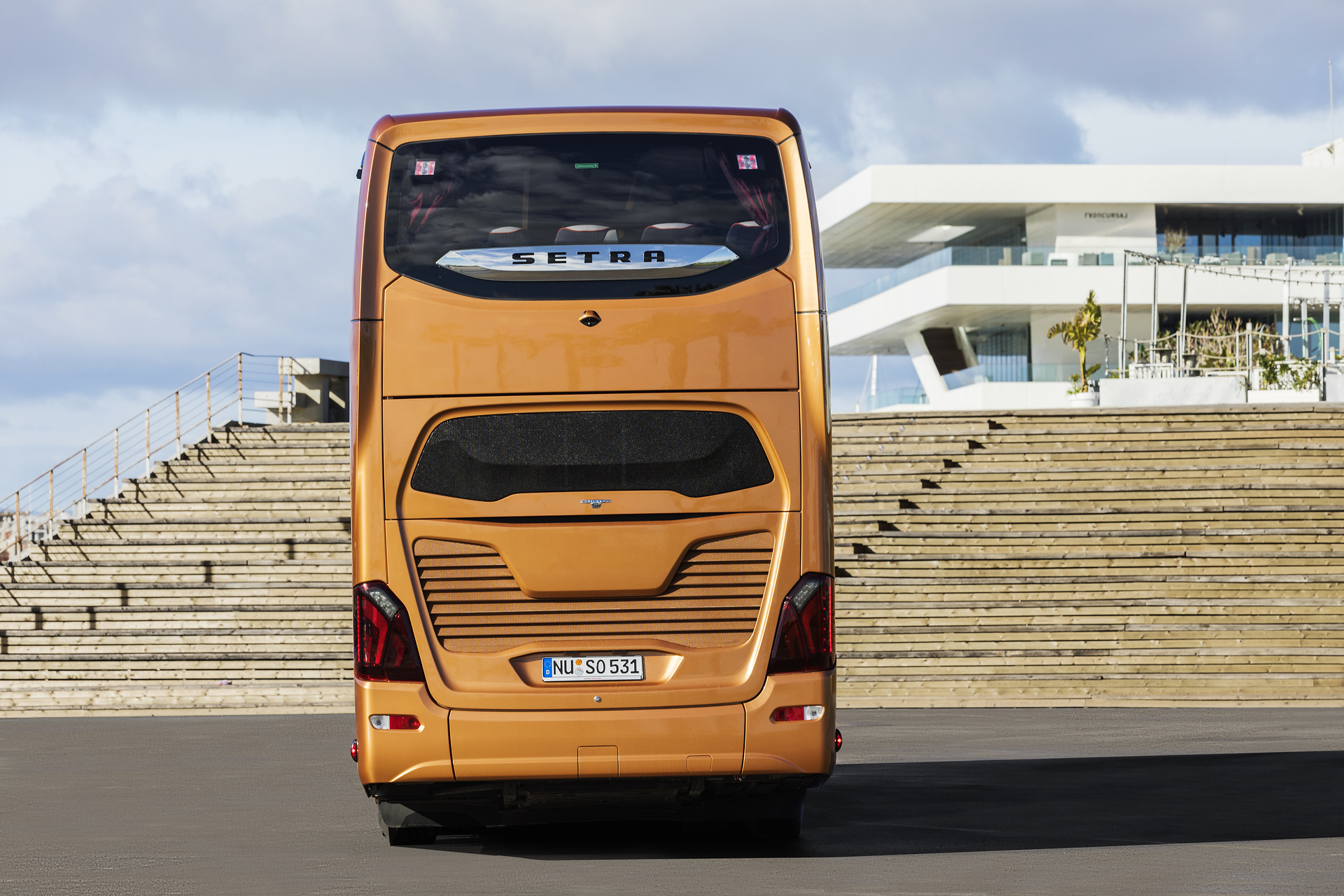Setra S 531 DT TopClass 500, Exterieur, Peach Metallic, OM 471 mit 375 kW (510 PS), 12,8 L Hubraum, 8-Gang Mercedes PowerShift, Active Brake Assist 4, Sideguard Assist, LED-Scheinwerfer, Länge/Breite/Höhe: 14.000/2.550/4.000 mm, Bestuhlung: 1/79. Setra S 531 DT TopClass 500, Modelljahr 2017