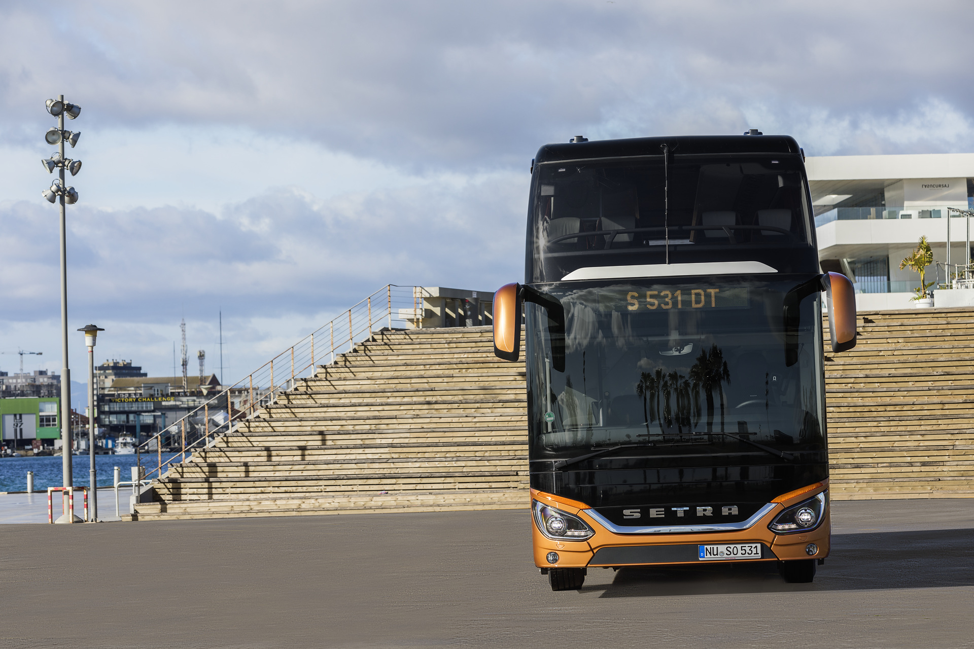 Setra S 531 DT TopClass 500, Exterieur, Peach Metallic, OM 471 mit 375 kW (510 PS), 12,8 L Hubraum, 8-Gang Mercedes PowerShift, Active Brake Assist 4, Sideguard Assist, LED-Scheinwerfer, Länge/Breite/Höhe: 14.000/2.550/4.000 mm, Bestuhlung: 1/79. Setra S 531 DT TopClass 500, Modelljahr 2017