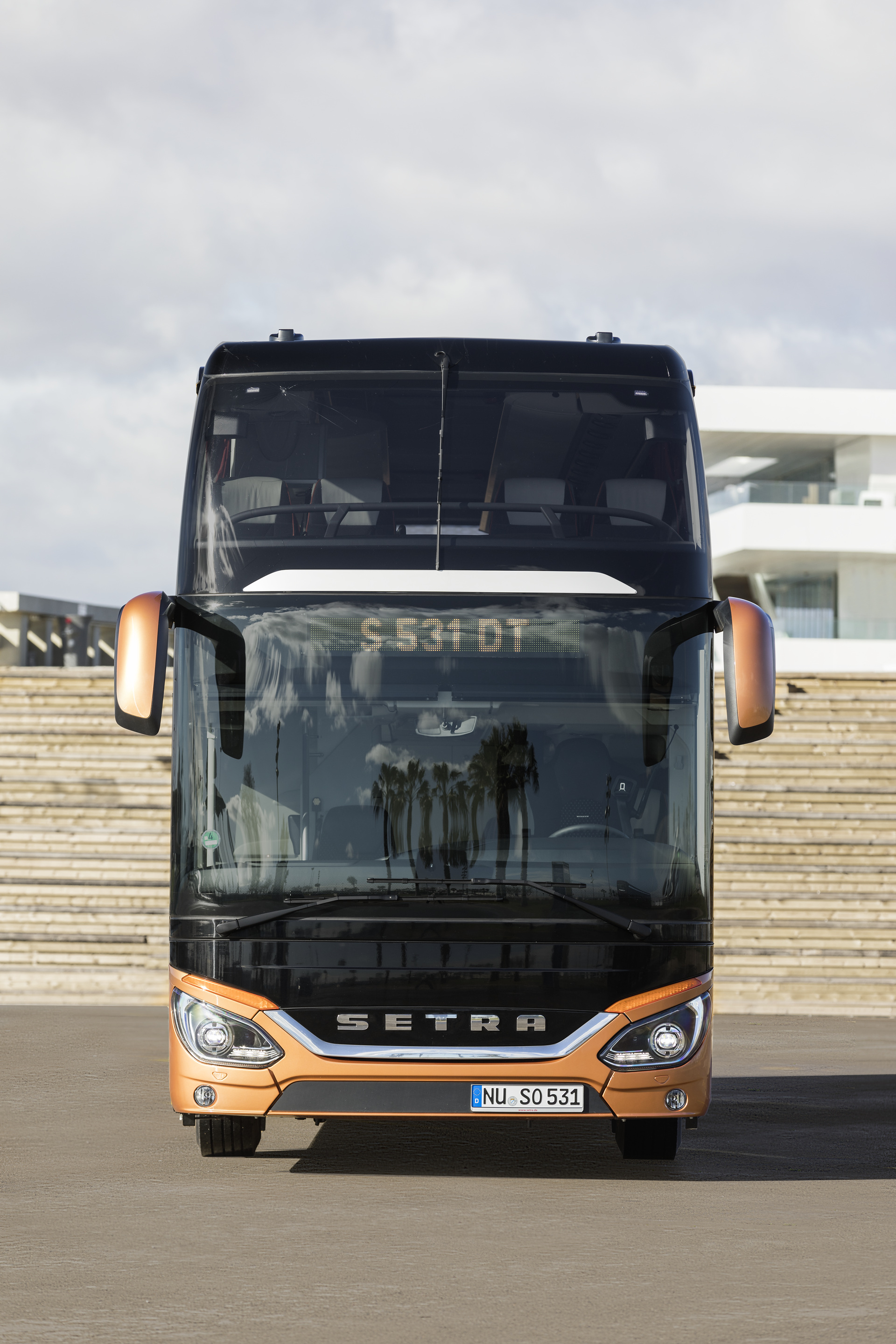 Setra S 531 DT TopClass 500, Exterieur, Peach Metallic, OM 471 mit 375 kW (510 PS), 12,8 L Hubraum, 8-Gang Mercedes PowerShift, Active Brake Assist 4, Sideguard Assist, LED-Scheinwerfer, Länge/Breite/Höhe: 14.000/2.550/4.000 mm, Bestuhlung: 1/79. Setra S 531 DT TopClass 500, Modelljahr 2017