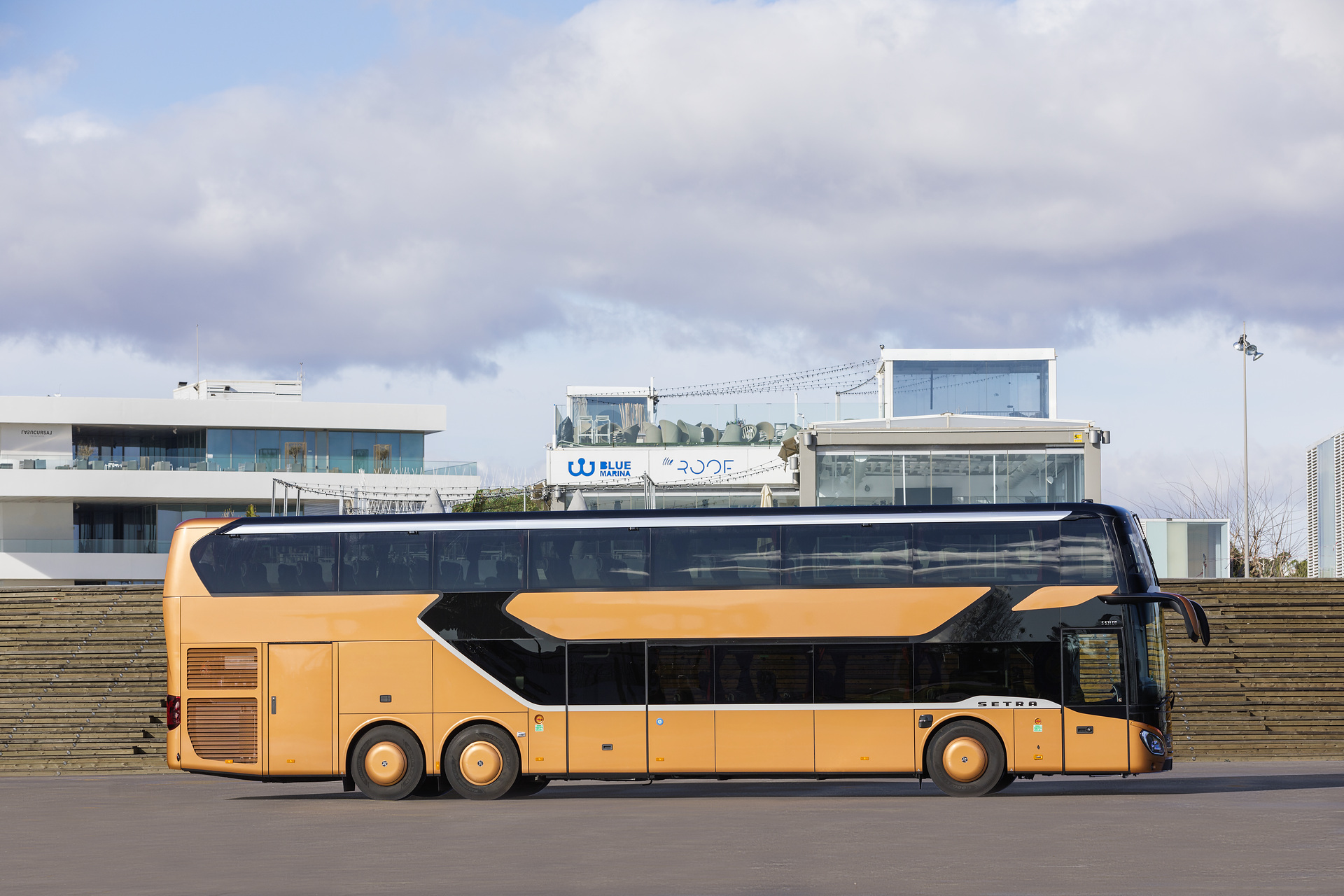 Setra S 531 DT TopClass 500, Exterieur, Peach Metallic, OM 471 mit 375 kW (510 PS), 12,8 L Hubraum, 8-Gang Mercedes PowerShift, Active Brake Assist 4, Sideguard Assist, LED-Scheinwerfer, Länge/Breite/Höhe: 14.000/2.550/4.000 mm, Bestuhlung: 1/79. Setra S 531 DT TopClass 500, Modelljahr 2017