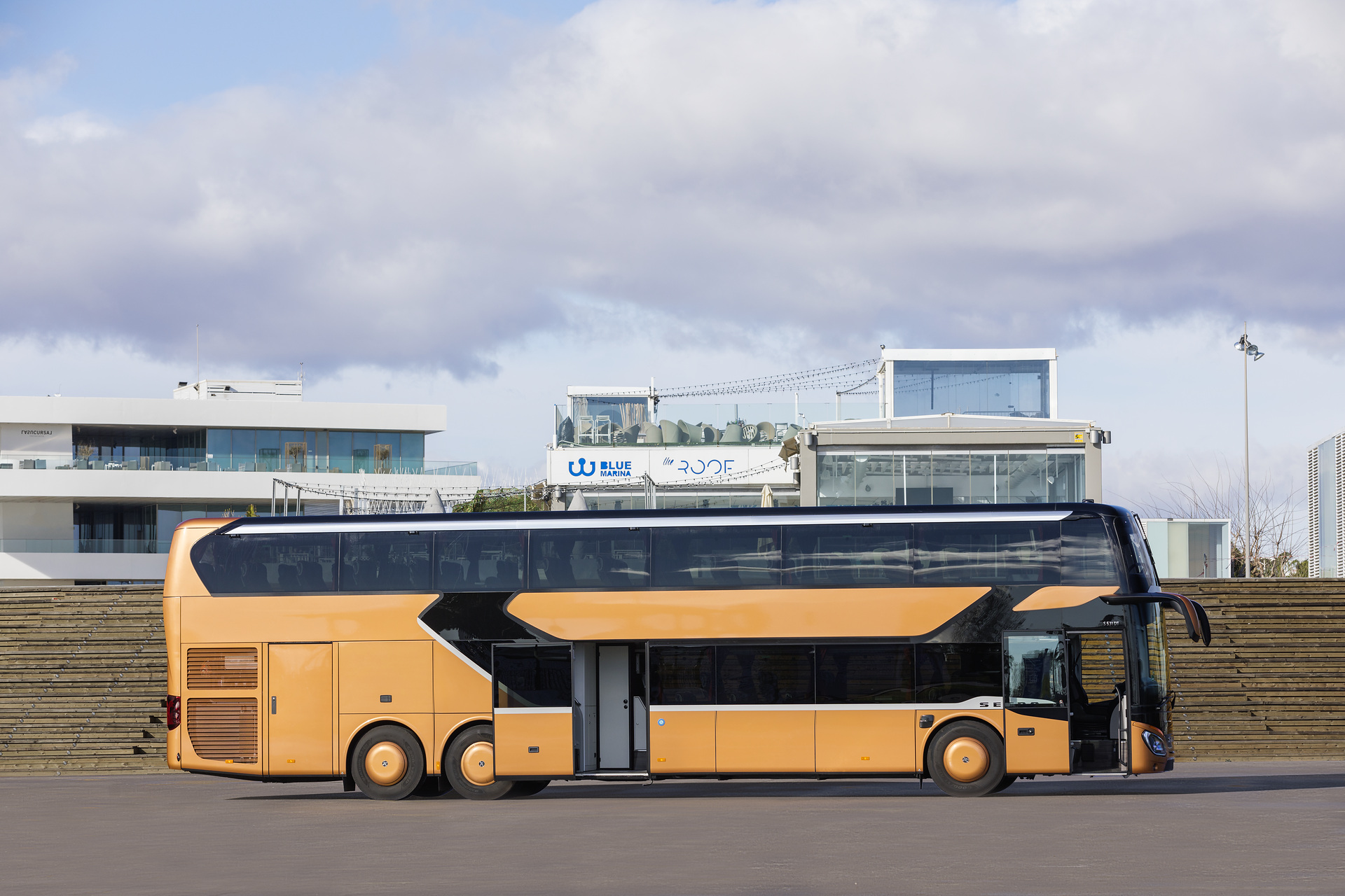 Setra S 531 DT TopClass 500, Exterieur, Peach Metallic, OM 471 mit 375 kW (510 PS), 12,8 L Hubraum, 8-Gang Mercedes PowerShift, Active Brake Assist 4, Sideguard Assist, LED-Scheinwerfer, Länge/Breite/Höhe: 14.000/2.550/4.000 mm, Bestuhlung: 1/79. Setra S 531 DT TopClass 500, Modelljahr 2017
