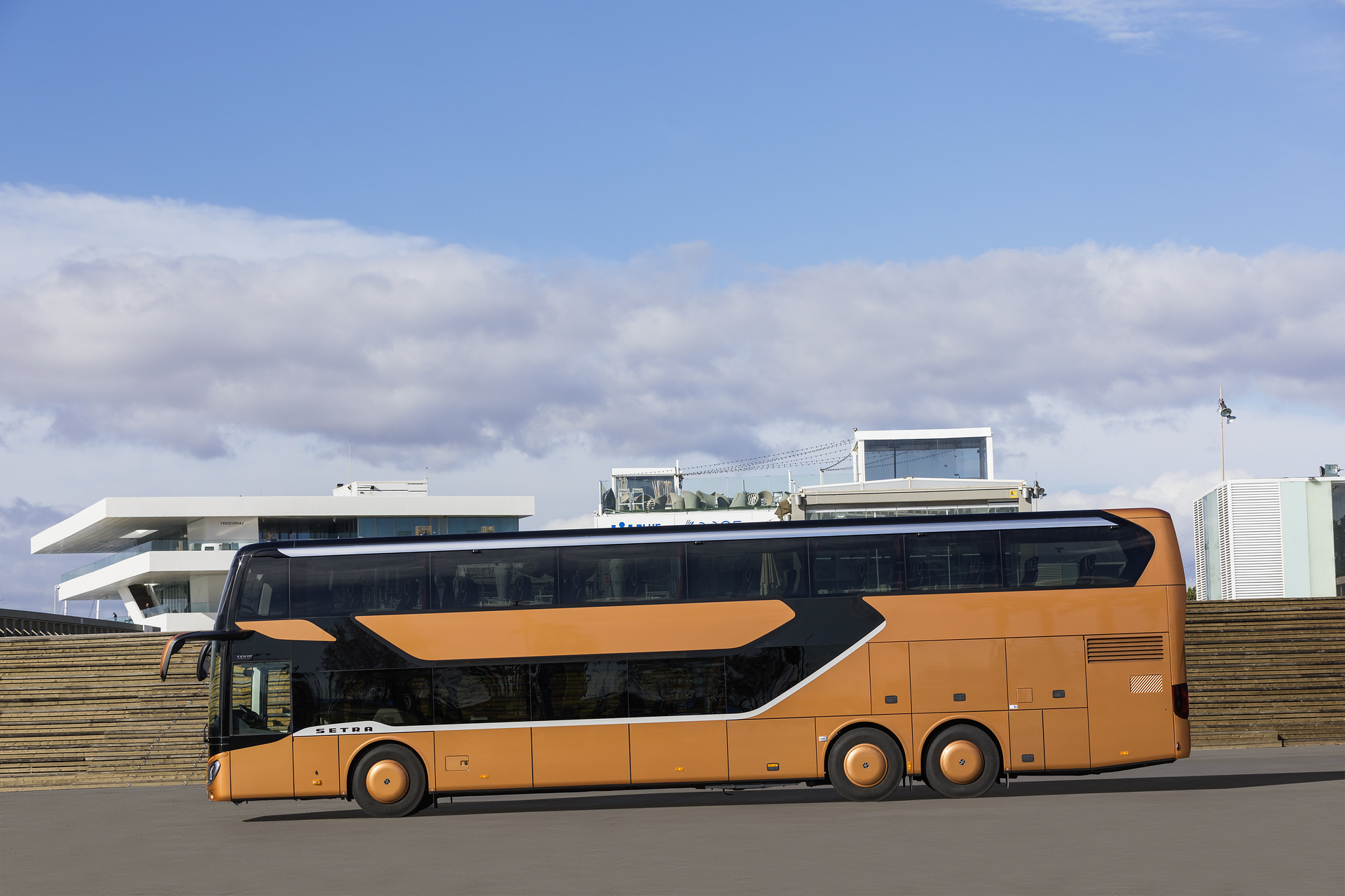 Setra S 531 DT TopClass 500, Exterieur, Peach Metallic, OM 471 mit 375 kW (510 PS), 12,8 L Hubraum, 8-Gang Mercedes PowerShift, Active Brake Assist 4, Sideguard Assist, LED-Scheinwerfer, Länge/Breite/Höhe: 14.000/2.550/4.000 mm, Bestuhlung: 1/79. Setra S 531 DT TopClass 500, Modelljahr 2017
